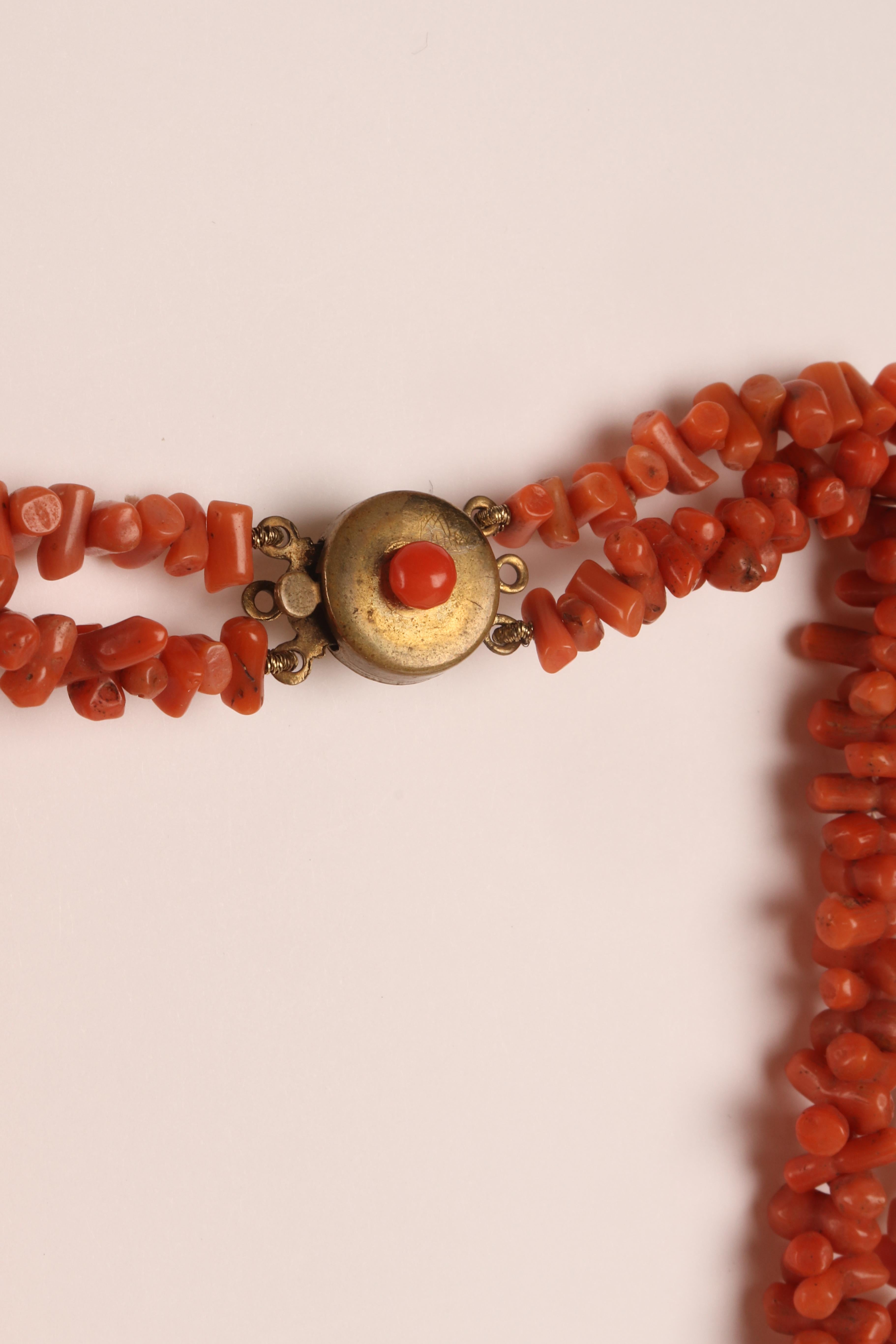 Sciacca coral necklace, England end of 19th century. In Good Condition For Sale In Milan, IT
