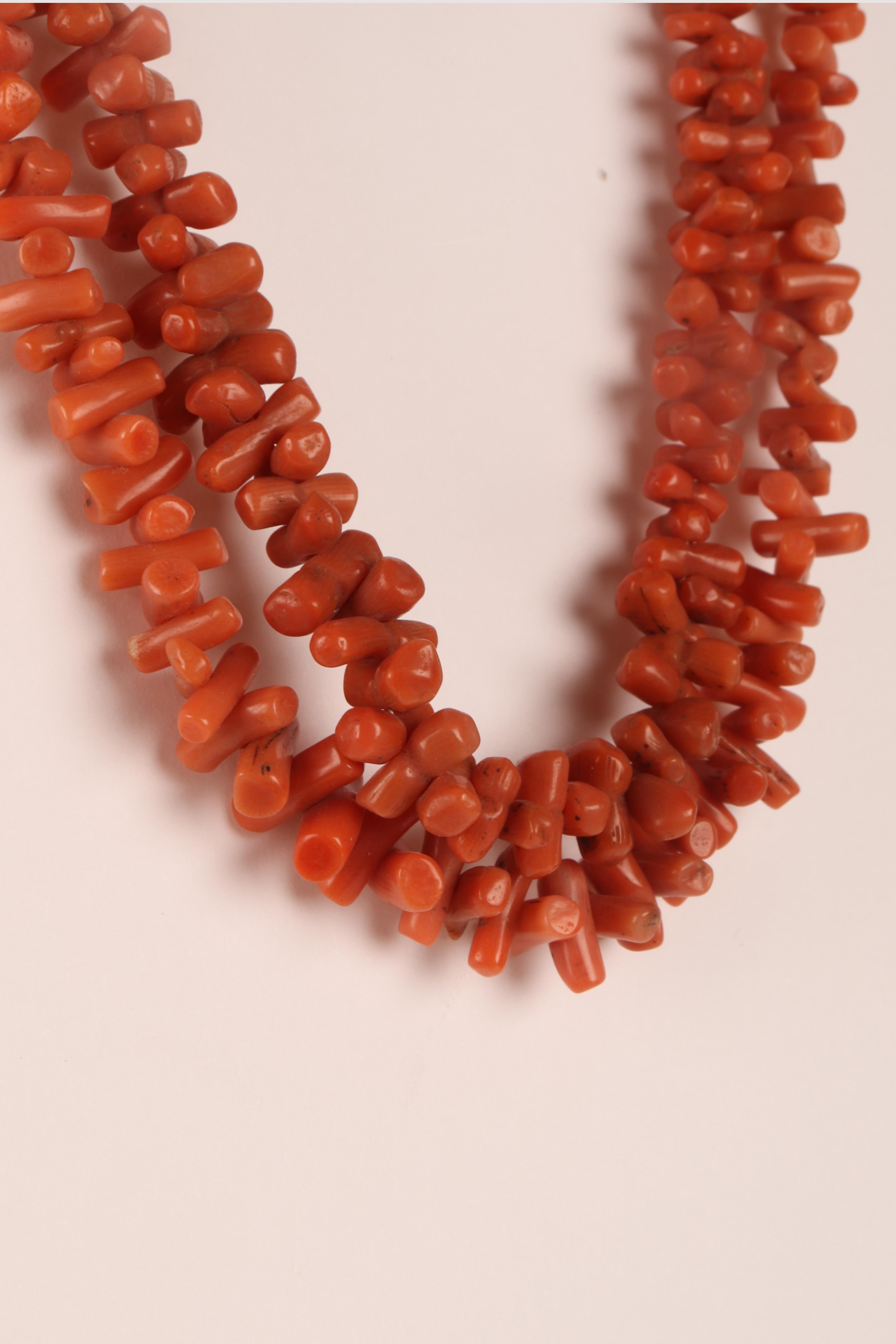 19th Century Sciacca coral necklace, England end of 19th century. For Sale