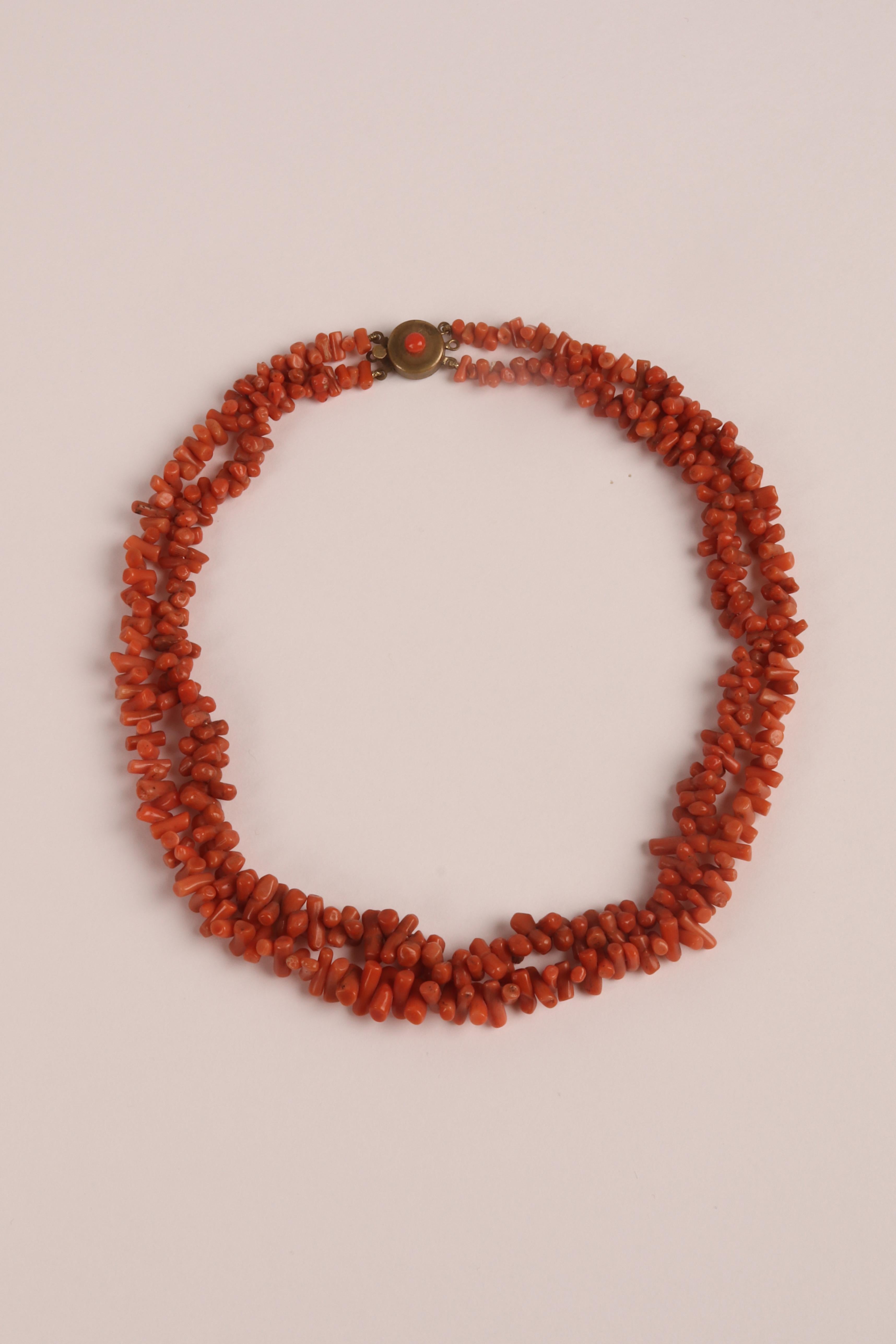 Metal Sciacca coral necklace, England end of 19th century. For Sale