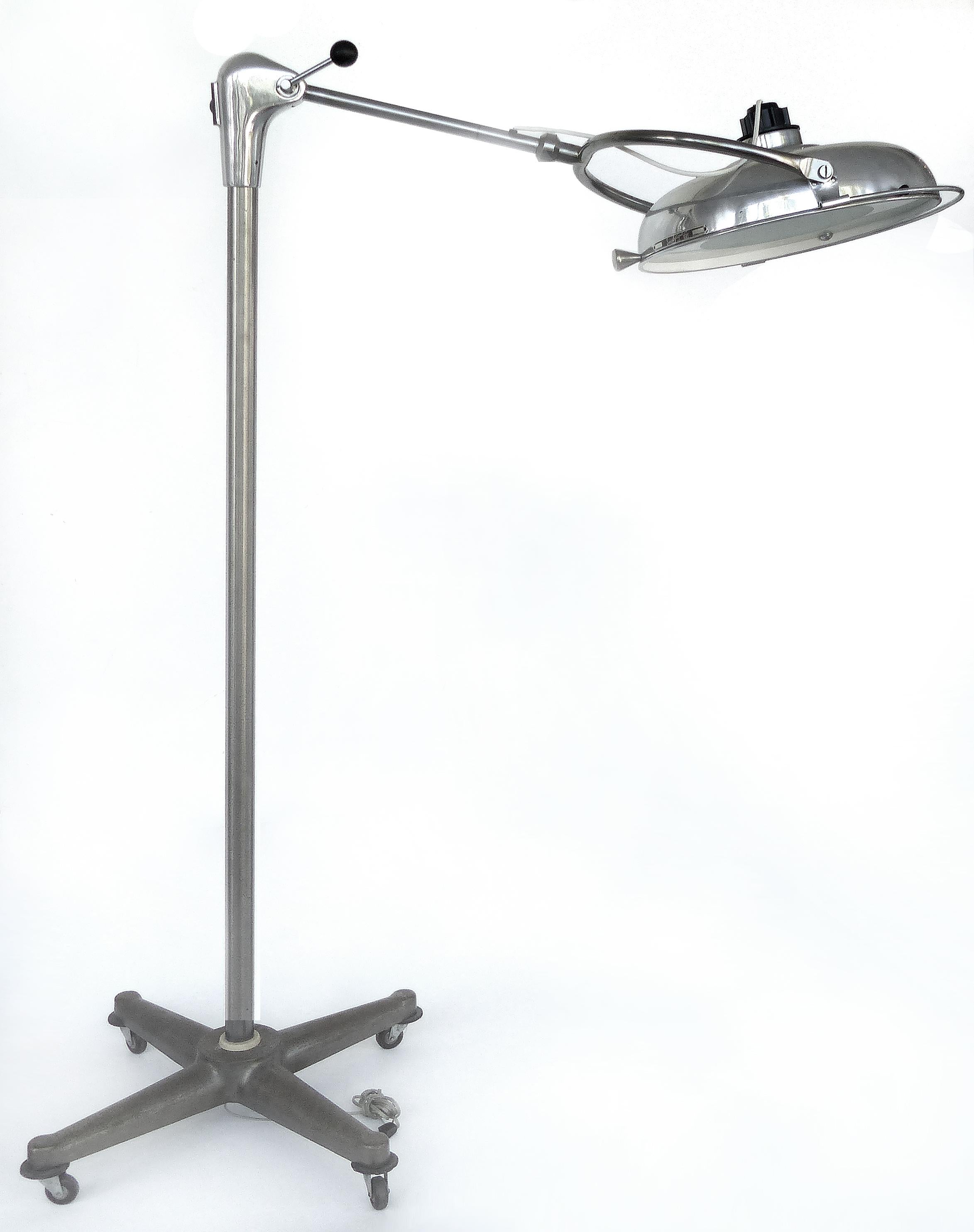 Scialytique French Industrial Surgical Stehleuchte mit schwenkbarem Arm

Zum Verkauf angeboten wird eine französische industrielle Operationsleuchte mit schwenkbarem und verstellbarem Arm. Die Stehleuchte ist aus Aluminium, Eisen und Glas gefertigt.