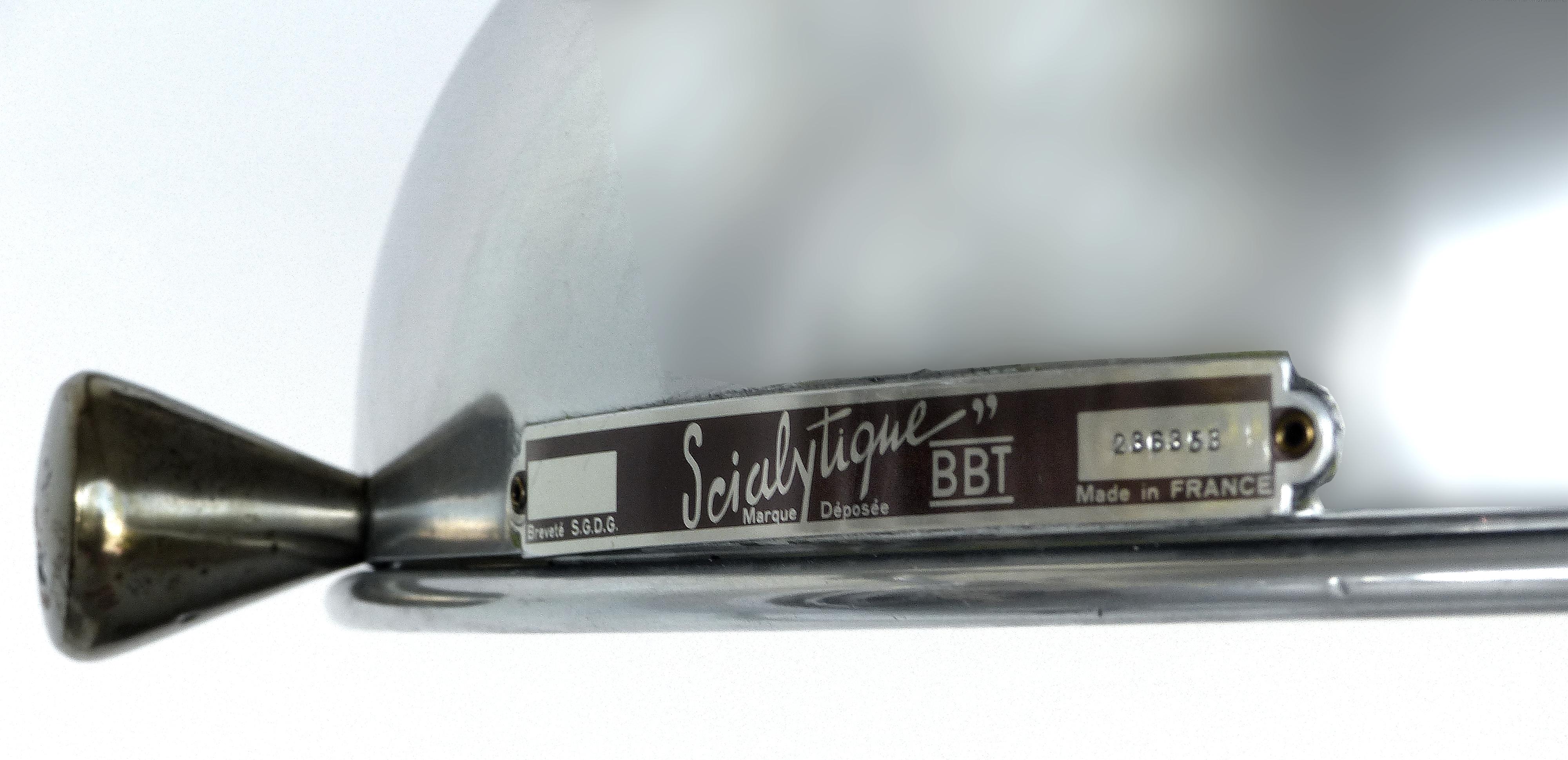 Französische skulpturale industrielle Surgische Stehlampe mit schwenkbarem, verstellbarem Arm,cialytique (Aluminium) im Angebot