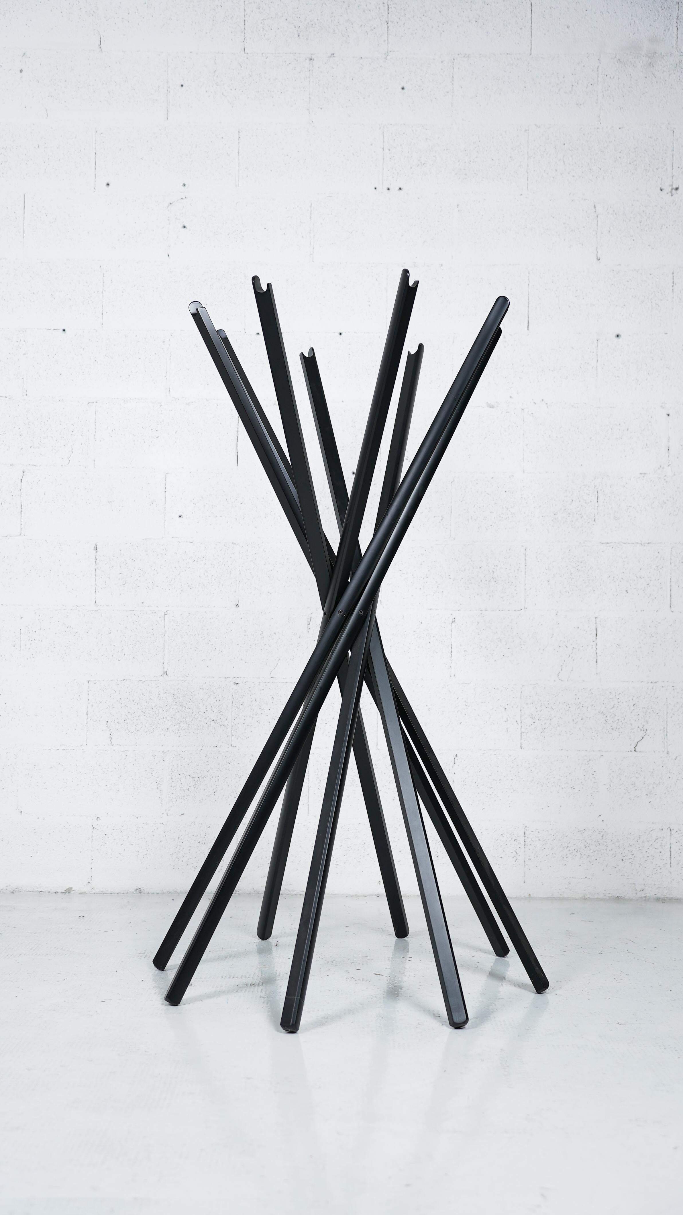 Sciangai is a closable coat stand from Zanotta designed in 1973 by De Pas, D'Urbino and Lomazzi, a piece of history of the best Italian design at an international level, inspired by the ancient Chinese game. Each wooden element of Sciangai