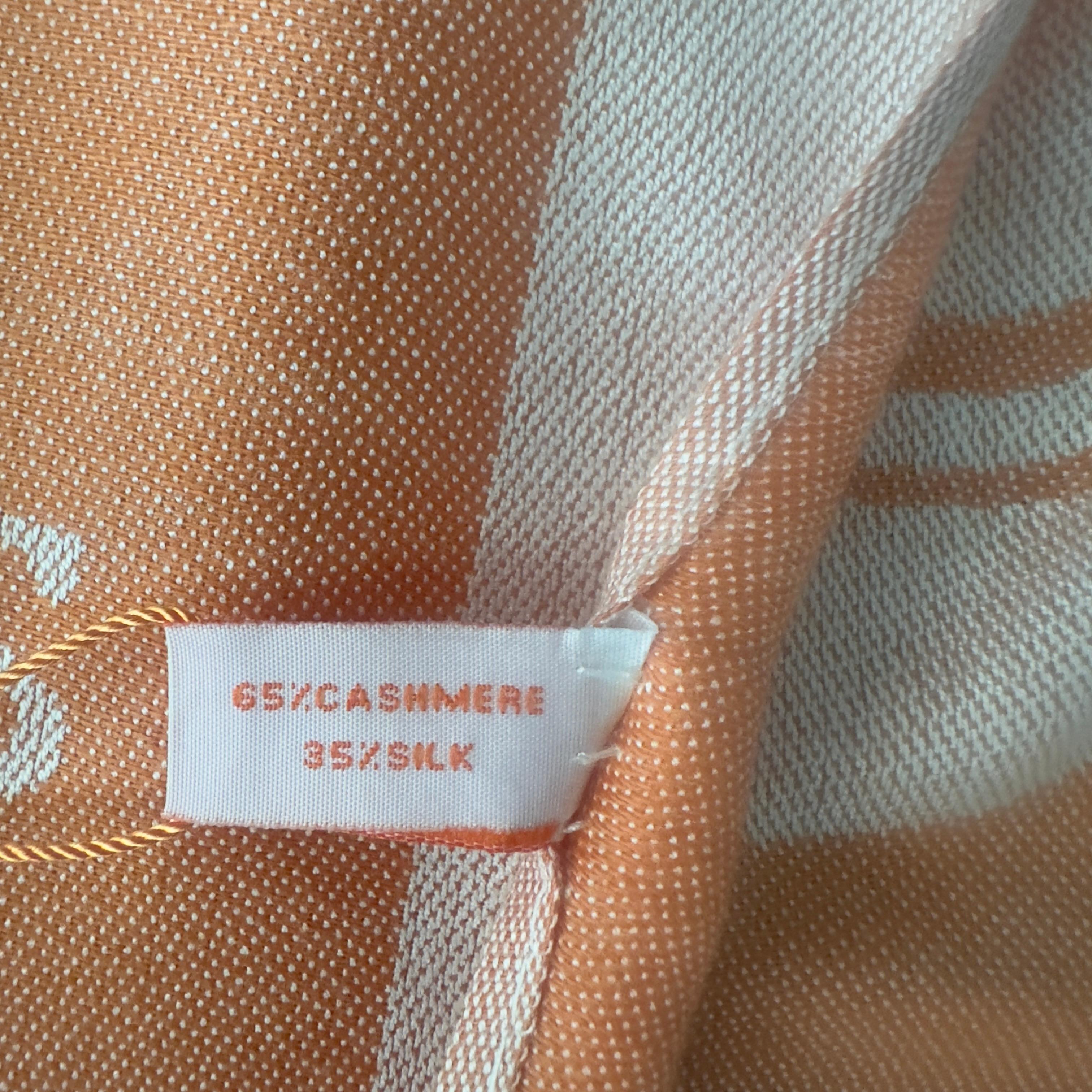 Echarpe Hermès en cachemire et soie comme neuve en vente 2