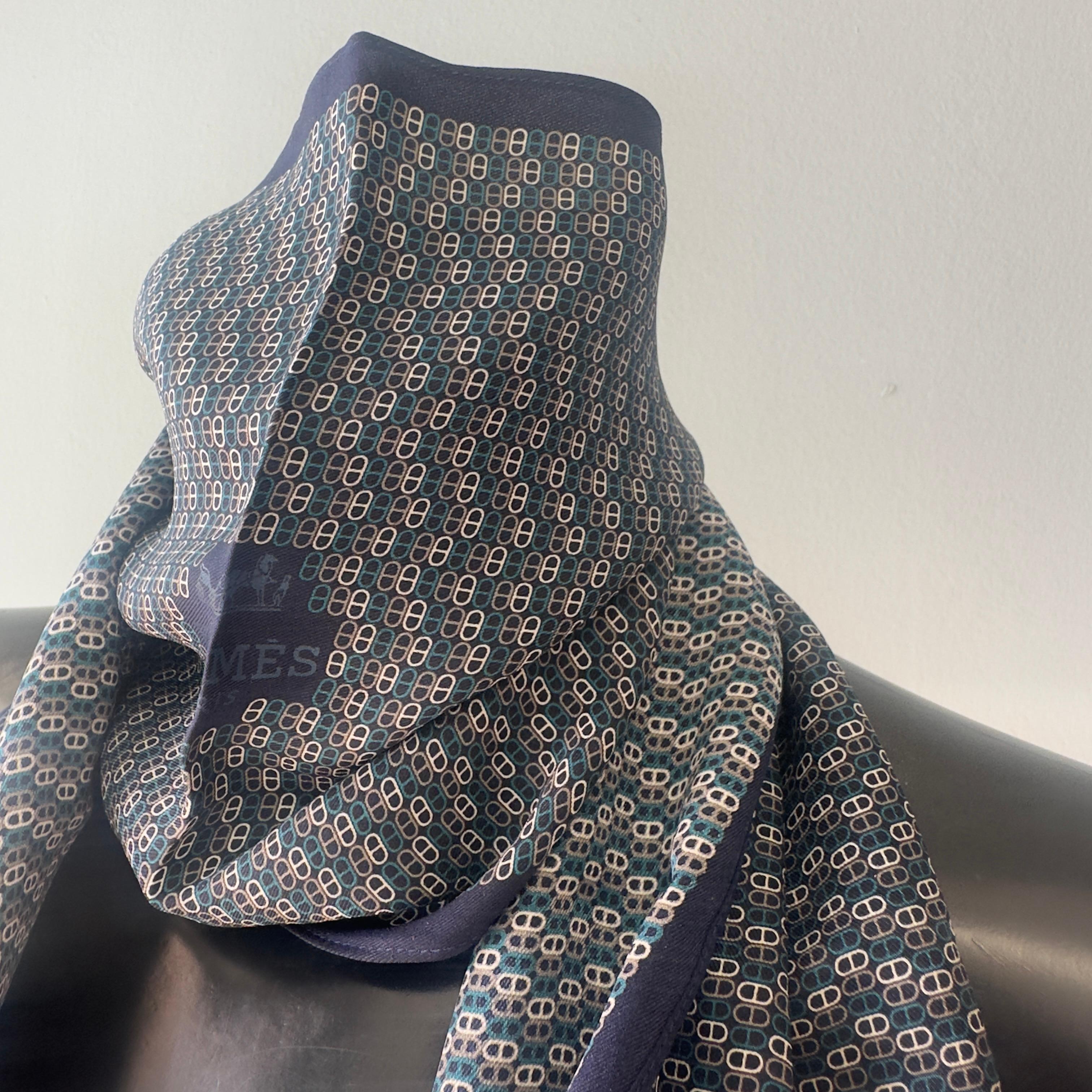 Hermès pañuelo de seda - Azul marino y micro estampado geométrico
Elegancia discreta y refinada: este pañuelo Hermès de pura seda presenta un sofisticado microestampado geométrico en tonos azul marino y gris. Suave, ligero e increíblemente versátil,