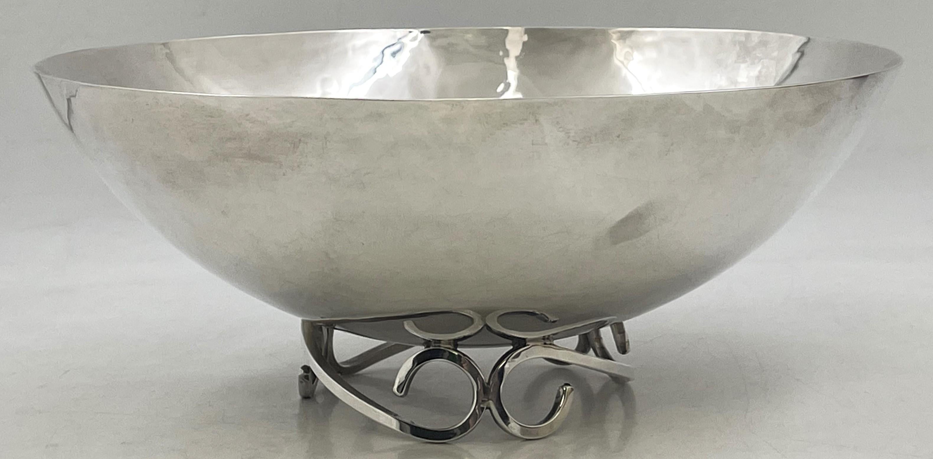 Cuenco centro de mesa de plata de ley Sciarrotta, de estilo Moderno de mediados de siglo, con un elegante diseño geométrico. Mide 10 1/2'' de diámetro por 4 1/4'' de altura, pesa 28,6 onzas troy y lleva los sellos que se muestran.

A mediados del