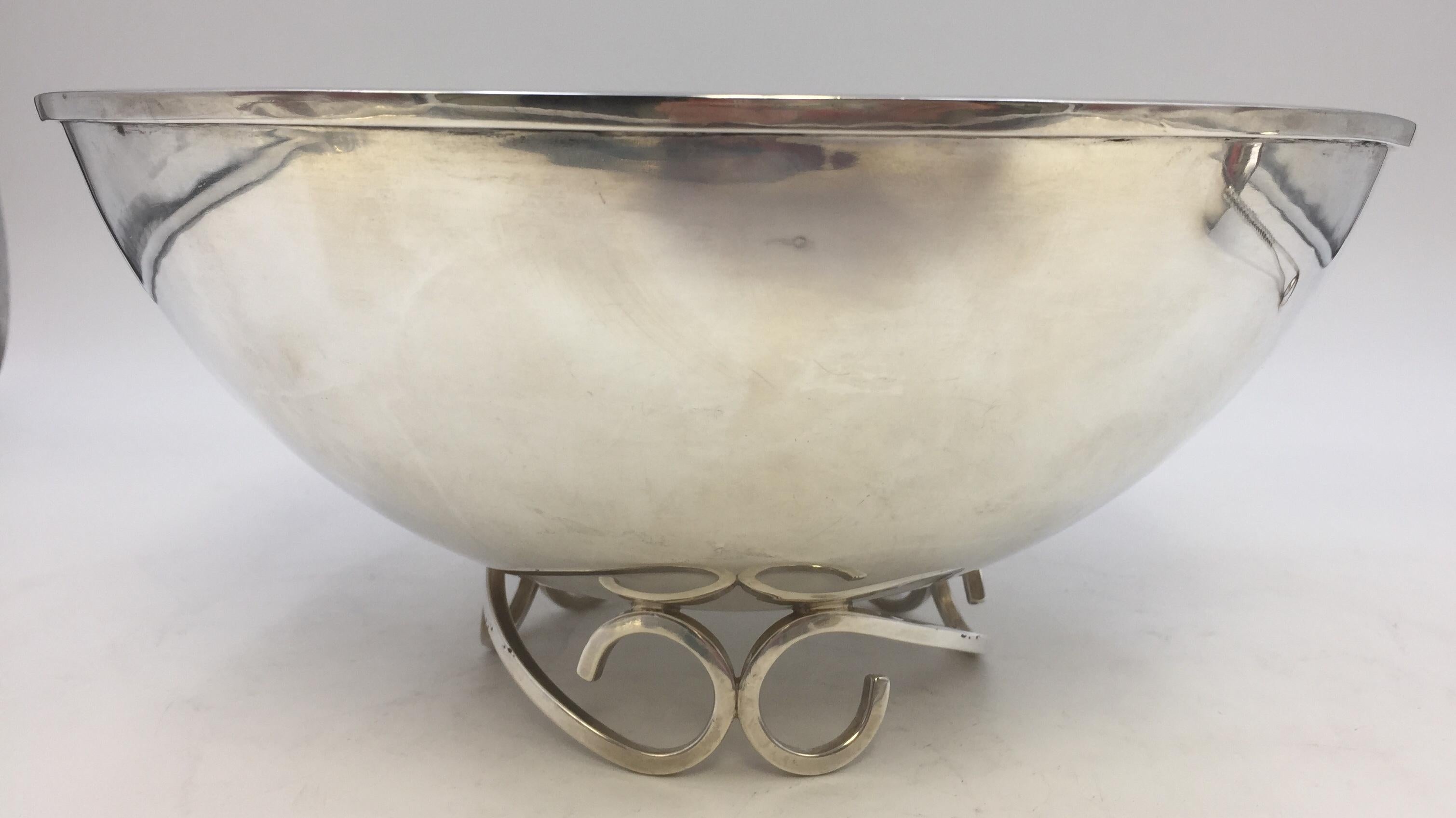 Cet ensemble de bol et de louche de centre de table en argent sterling est de Sciarrotta. L'argent fabriqué à la main par Sciarrotta était vendu chez des détaillants américains haut de gamme au milieu du XXe siècle, notamment Georg Jensen, Cartier,