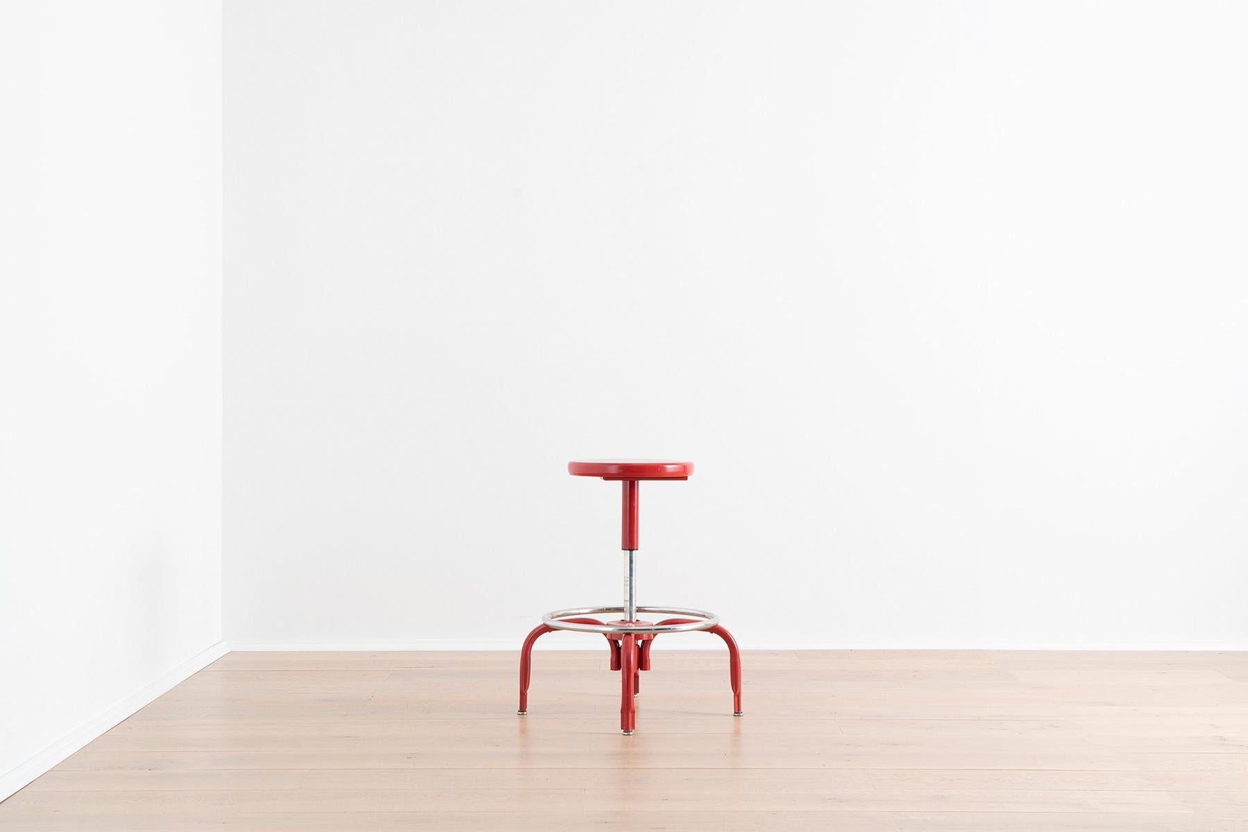 Ce tabouret en métal rouge sans prétention est réglable en hauteur et servait à l'origine à asseoir les élèves dans le laboratoire de sciences d'un pensionnat de jeunes filles du Massachusetts vers 1960. Nous apprécions cette pièce pour son design