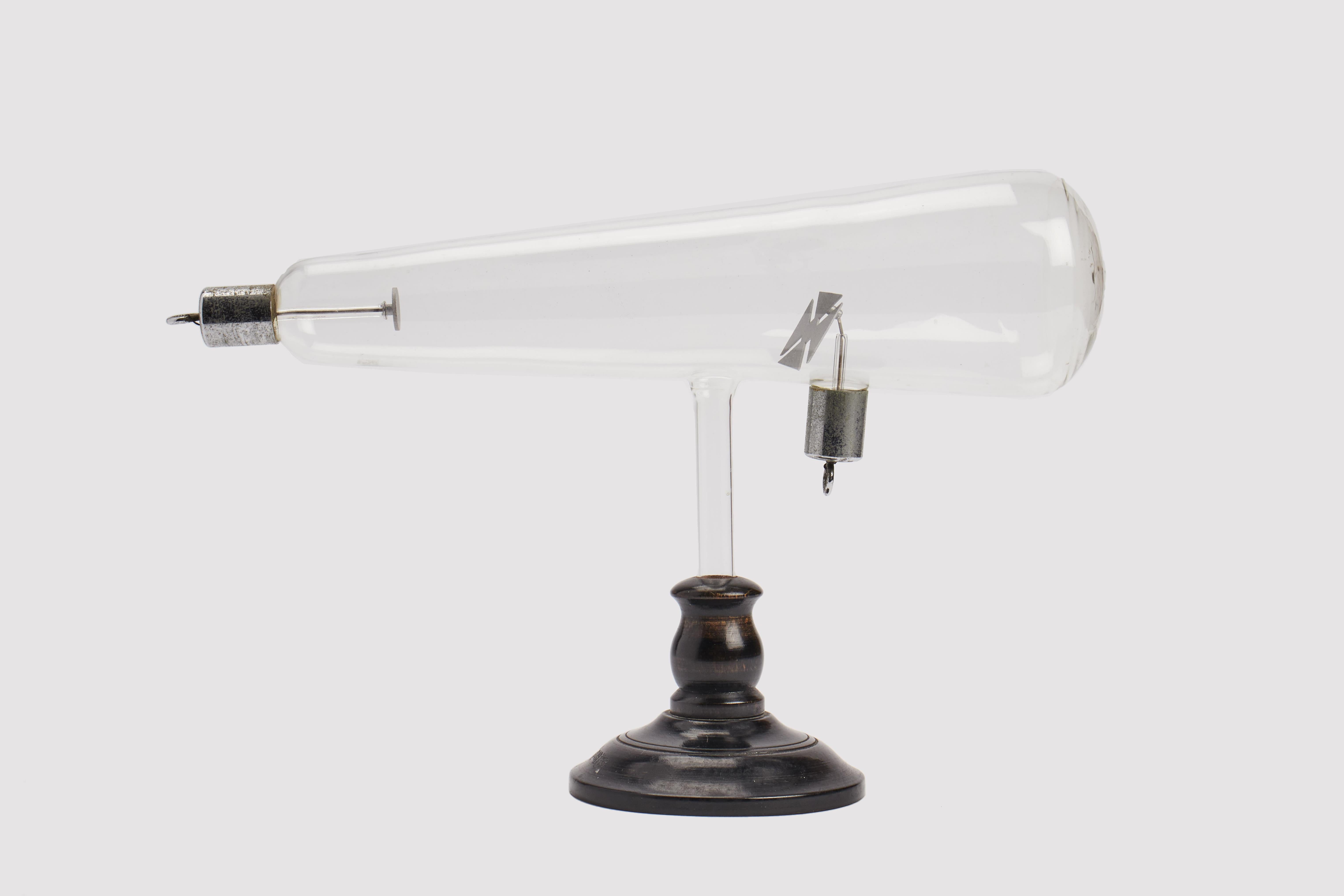 Italian Scientific instrument: Crookes Maltese Cross Tube, Italy, 1900 For Sale