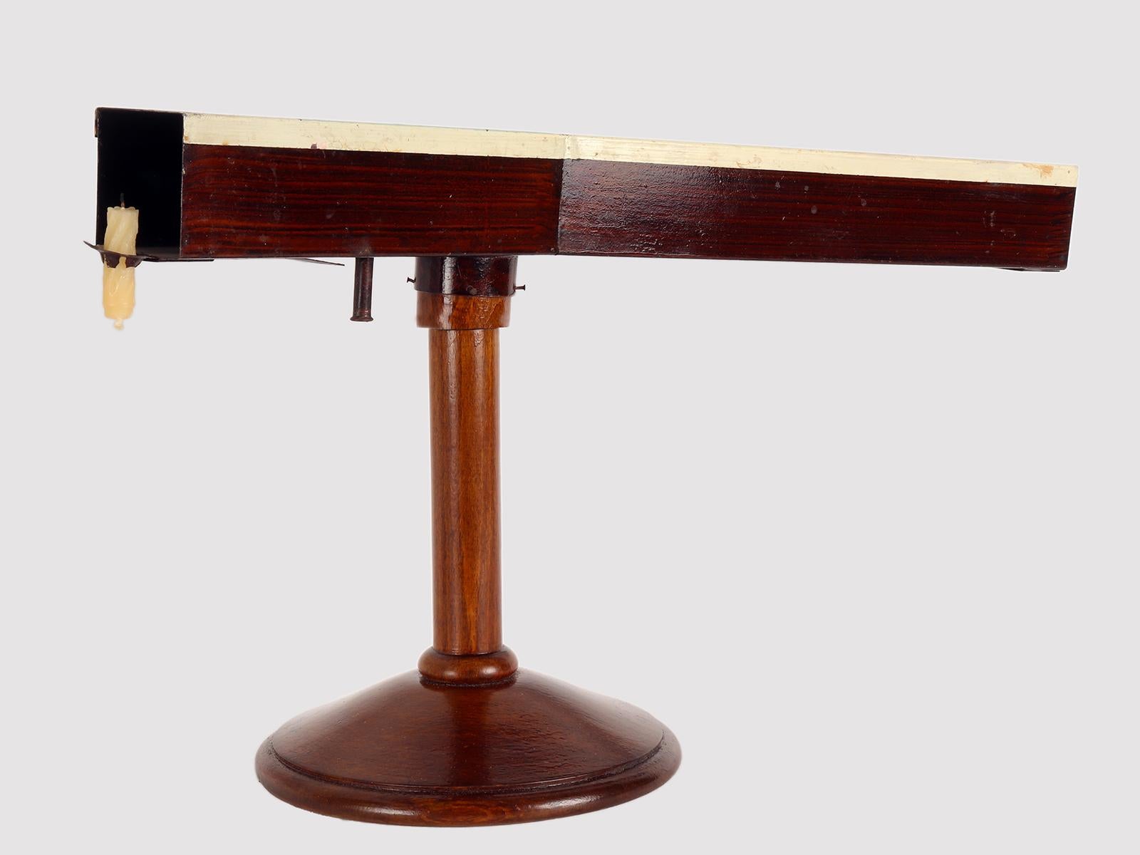 Scientific tool for demonstrating and assessing the refraction of light. Constructed in boxed metal with a square section, it consists of a horizontal tube that bends a few grids in the last section. Above the painted indications for the evaluation