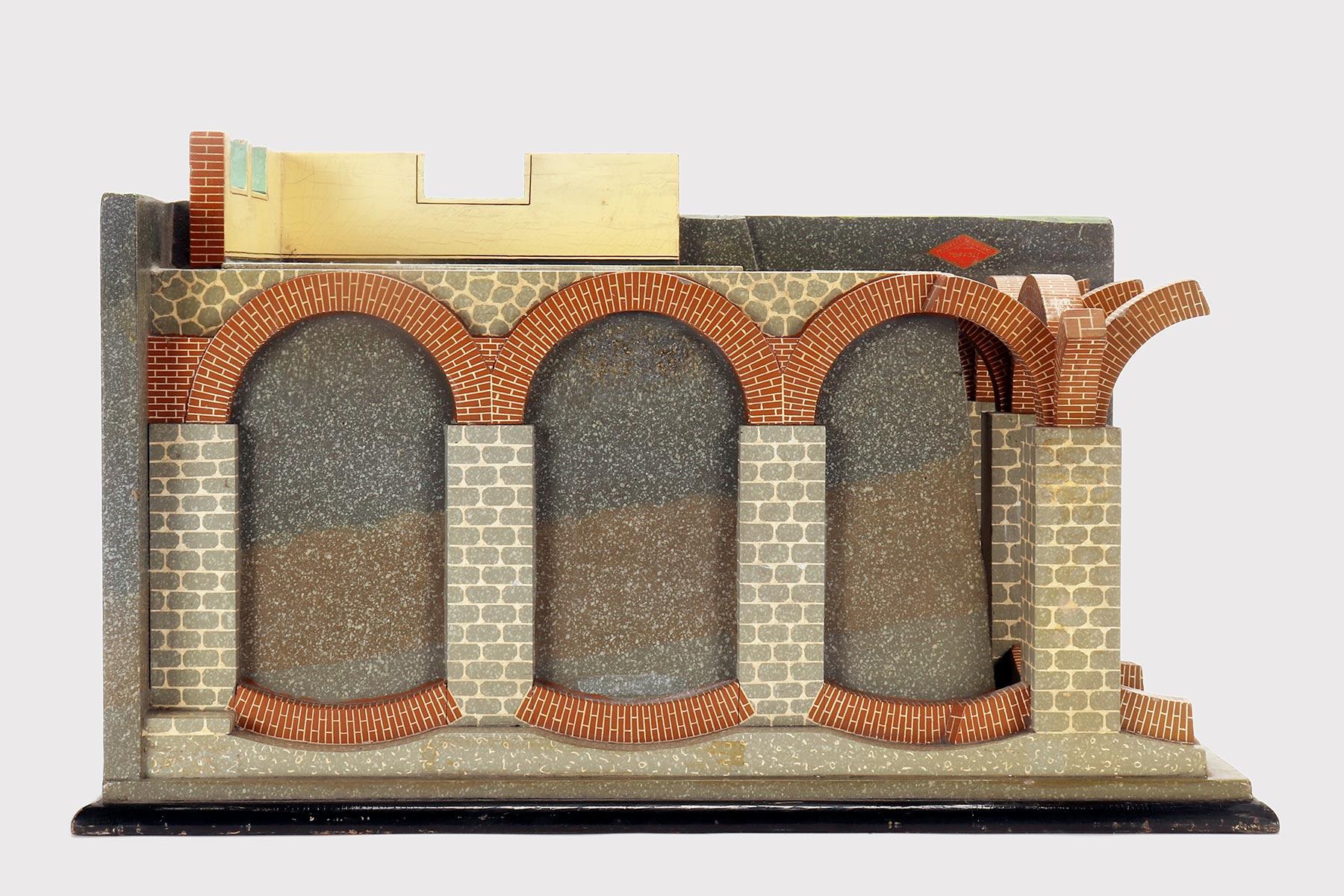Modèle scientifique miniature (échelle 1/30) à usage pédagogique, entièrement réalisé à la main, en bois peint, représentant des éléments structurels architecturaux : arcs supérieurs et inférieurs et piliers. Patine d'origine. V. Toffoli & Figli,