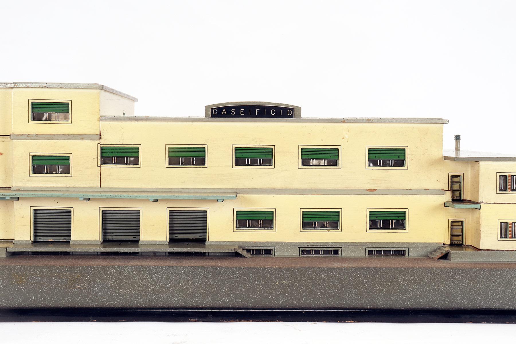 Scientific wooden model of the architecture of a dairy farm, Italy of the 40s In Good Condition For Sale In Milan, IT
