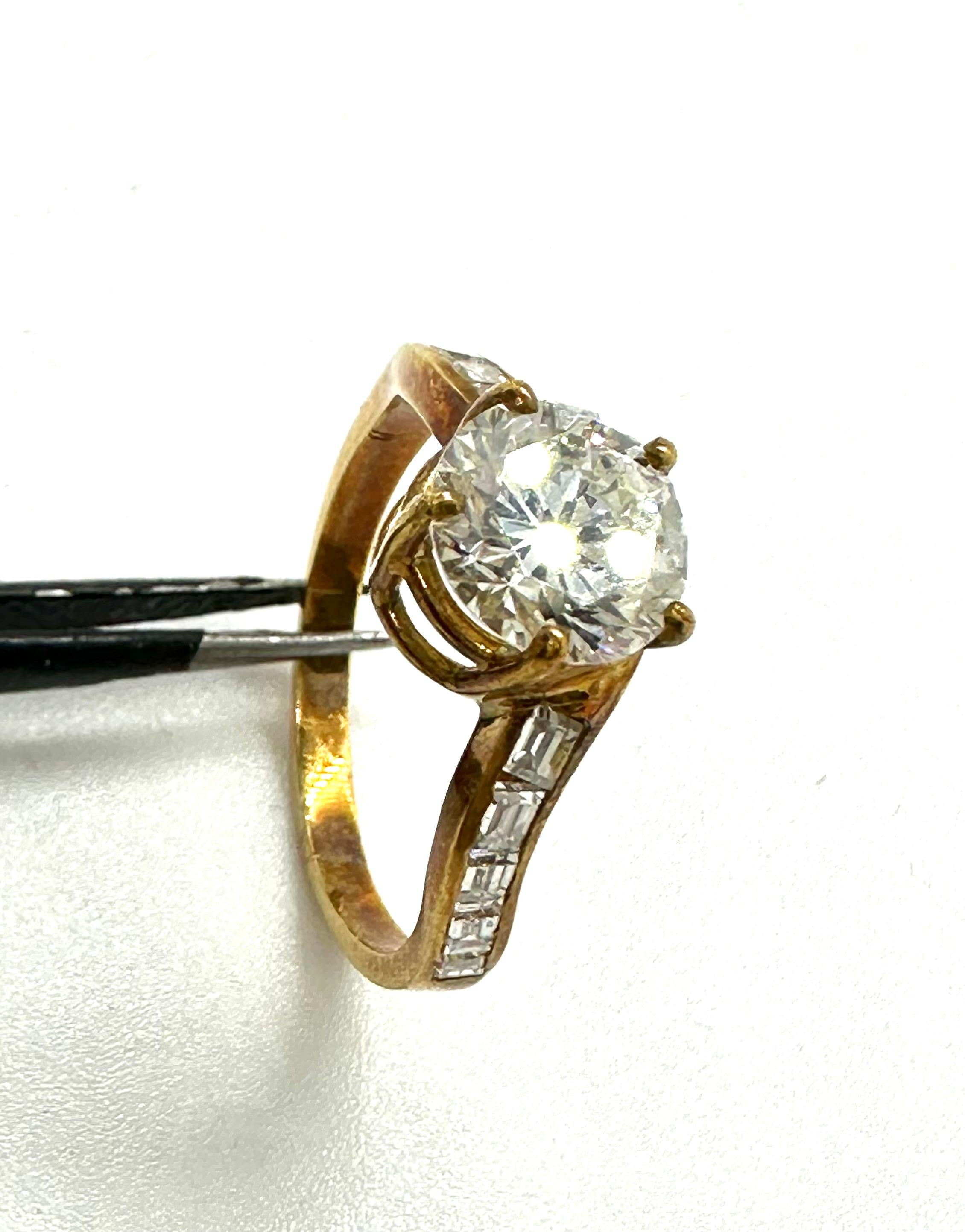 Bague de fiançailles étincelante avec diamant ct. 1,69 en vente 8