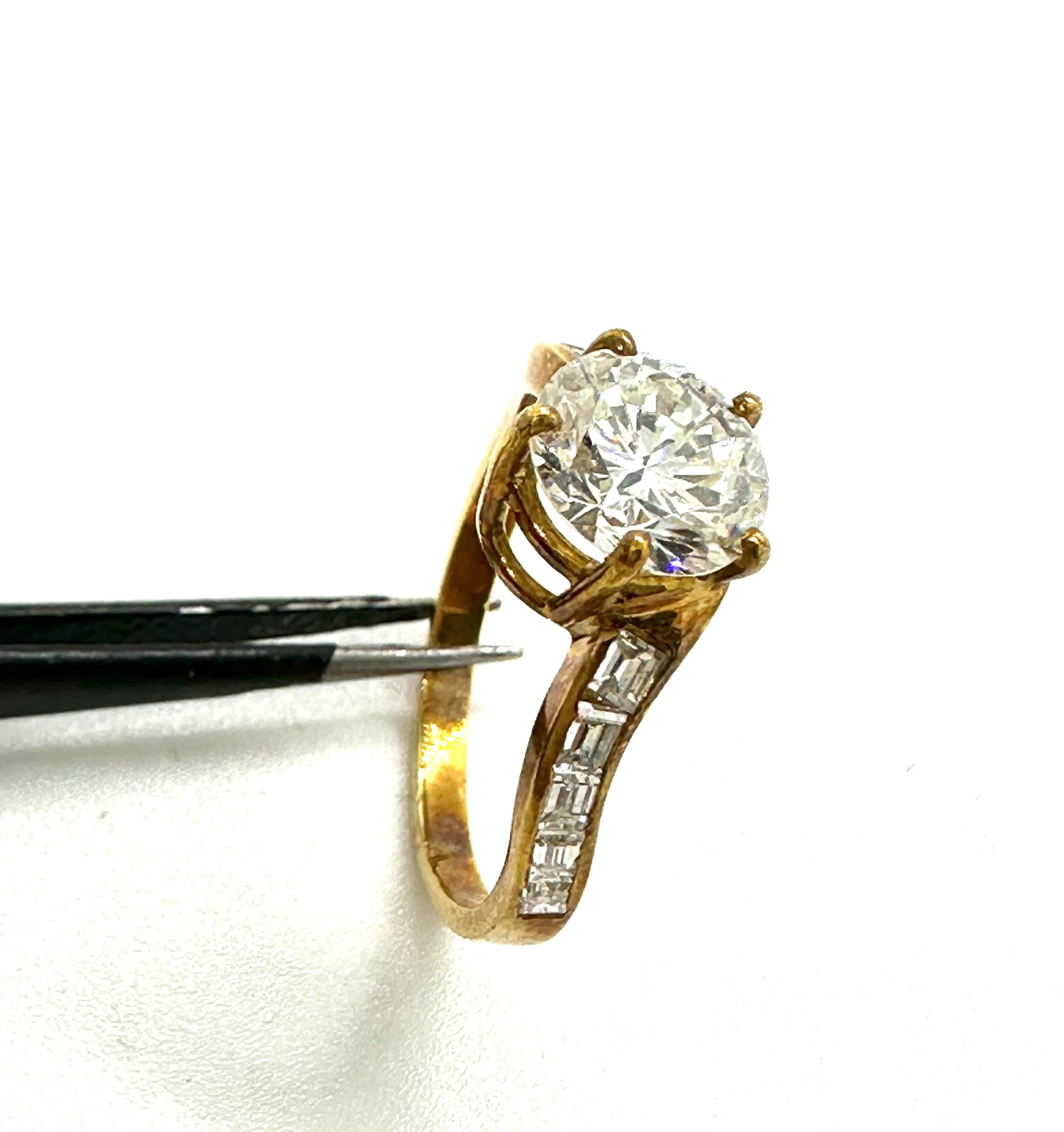 Bague de fiançailles étincelante avec diamant ct. 1,69 en vente 9