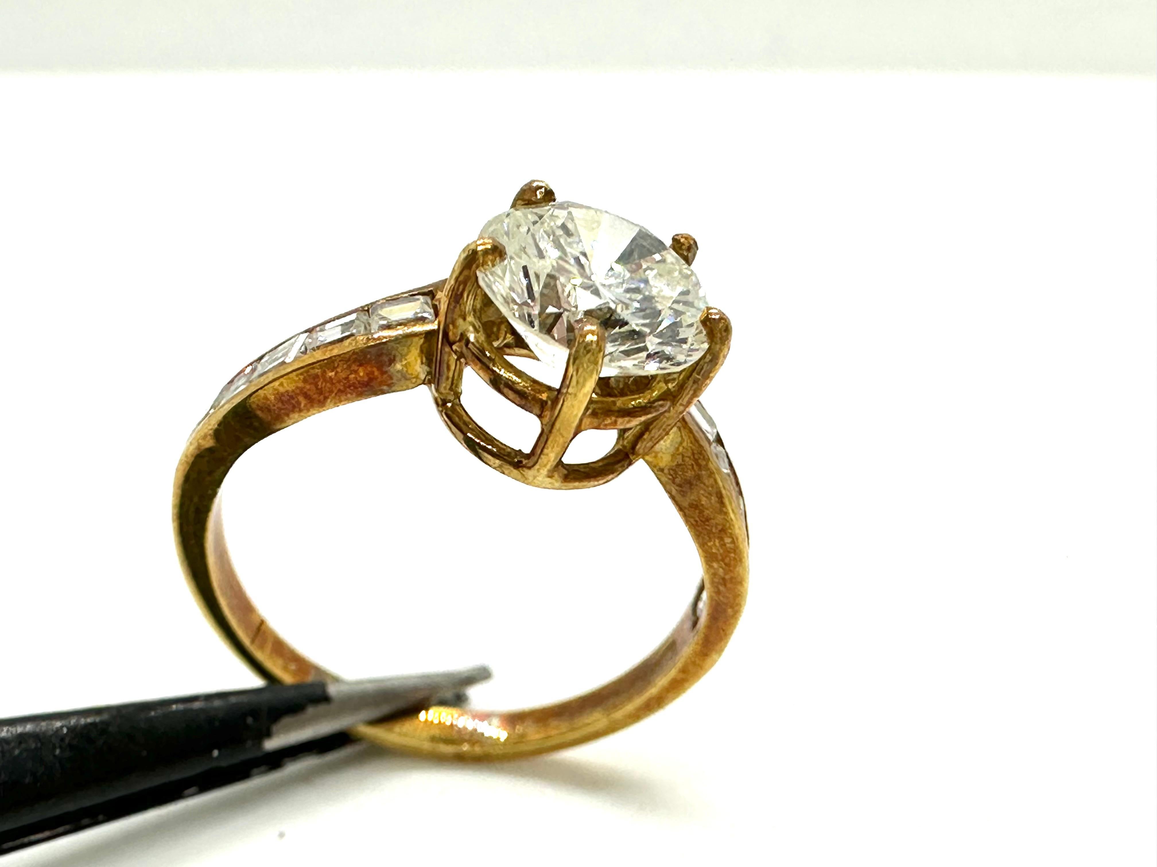 Bague de fiançailles étincelante avec diamant ct. 1,69 en vente 10