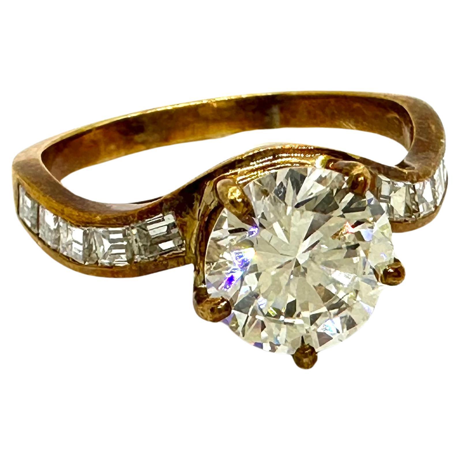 Yellow gold ring bearing a natural brilliant-cut diamond, weighing ct. 1.69, set in five griffes.
The shaft is embellished with ten more natural, carat-cut diamonds,weighing a total of ct. 0.70.
Italian Artisanal Production.
Late 20th Century.