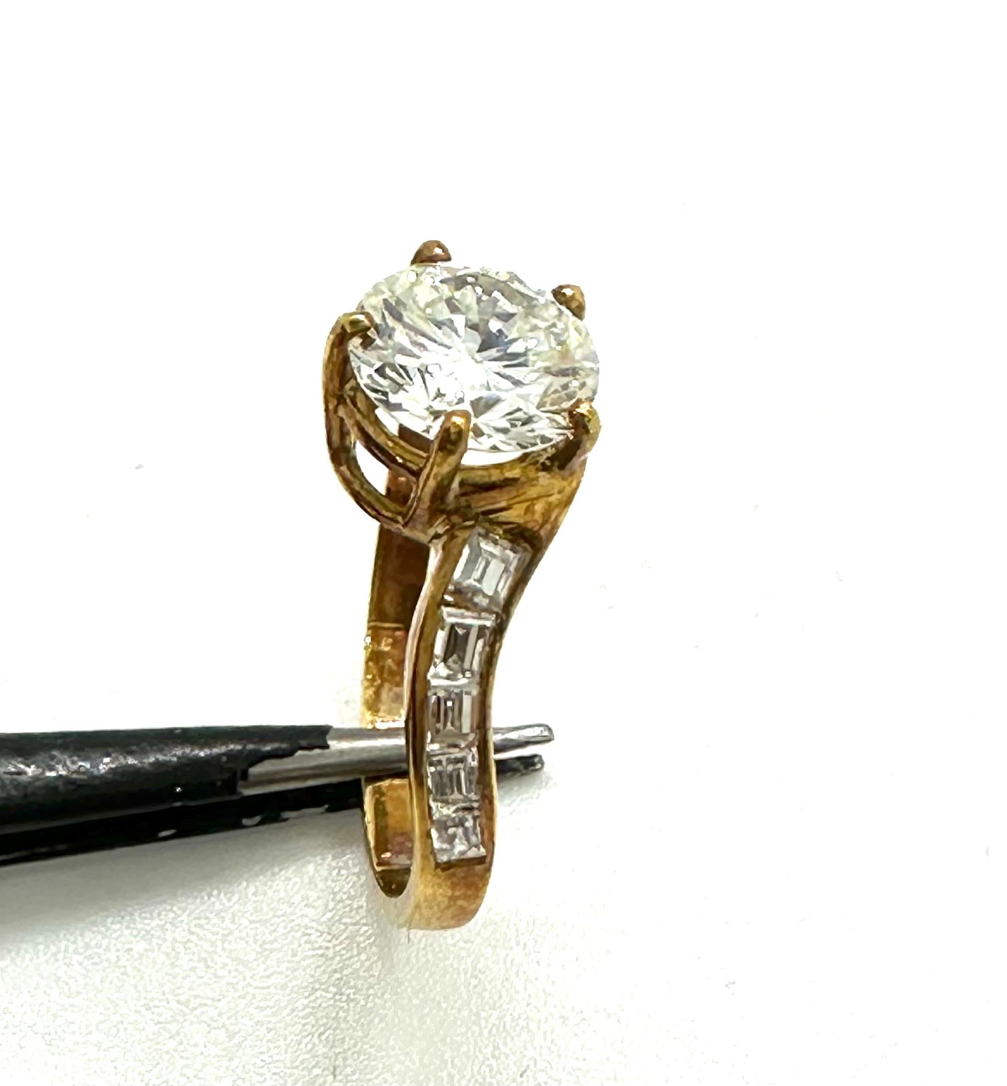 Bague de fiançailles étincelante avec diamant ct. 1,69 en vente 14