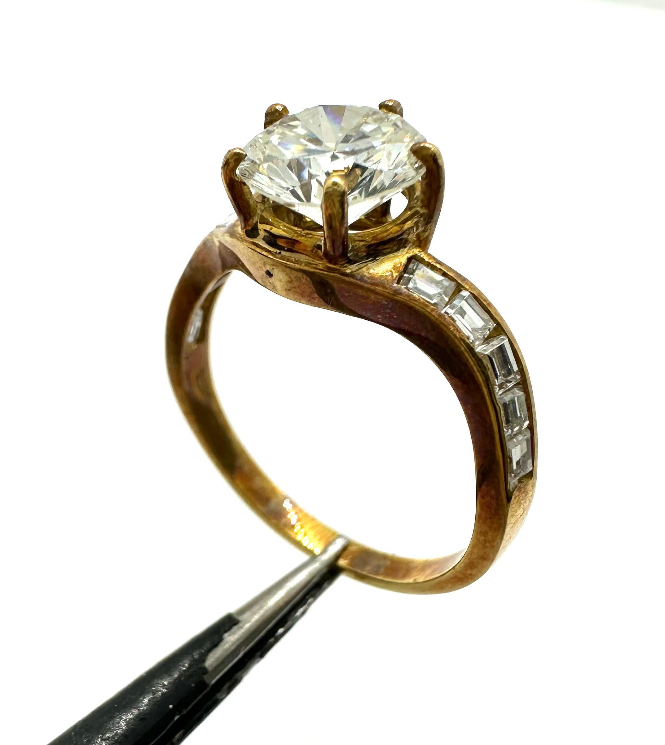 Bague de fiançailles étincelante avec diamant ct. 1,69 en vente 2