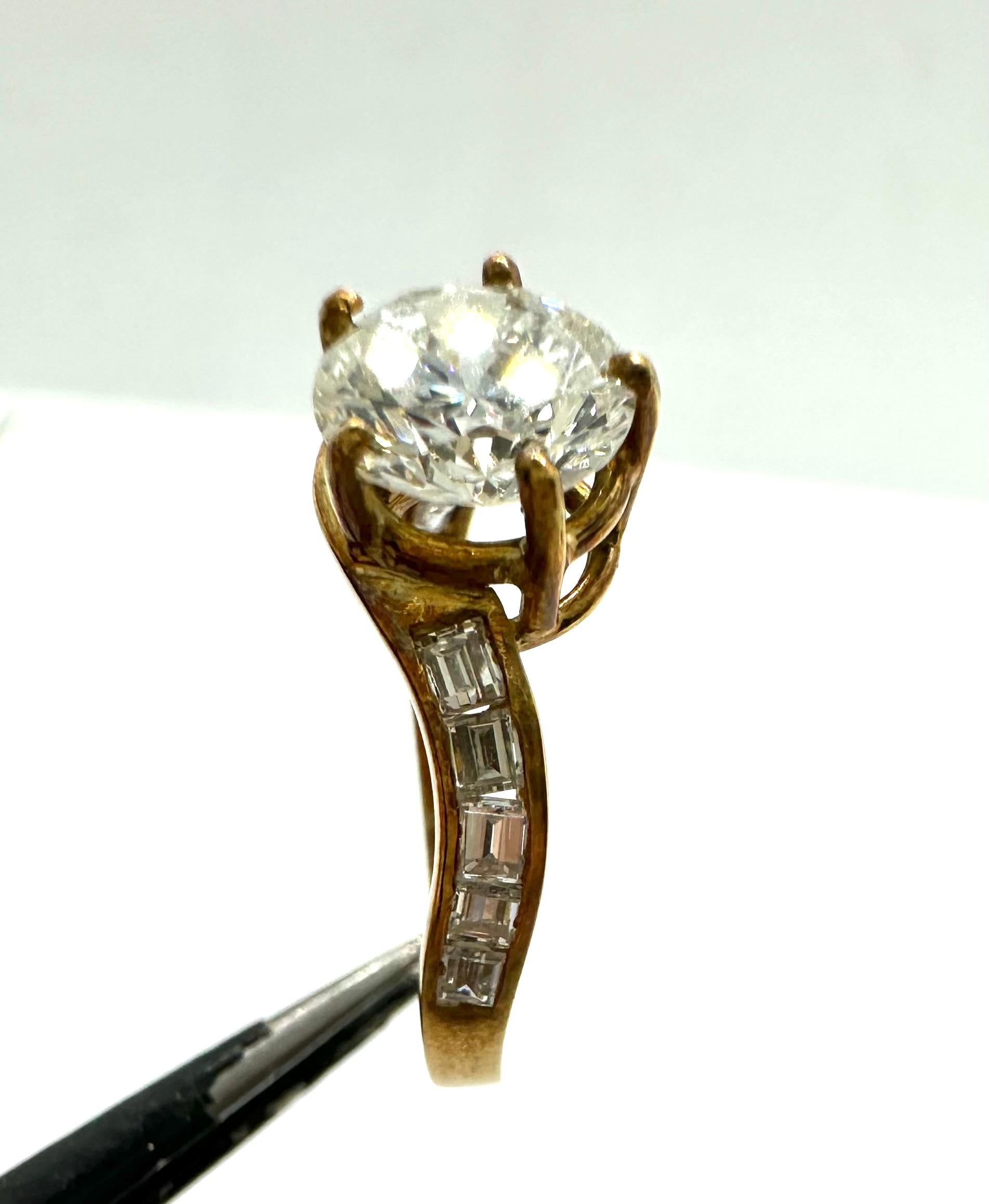 Bague de fiançailles étincelante avec diamant ct. 1,69 en vente 3