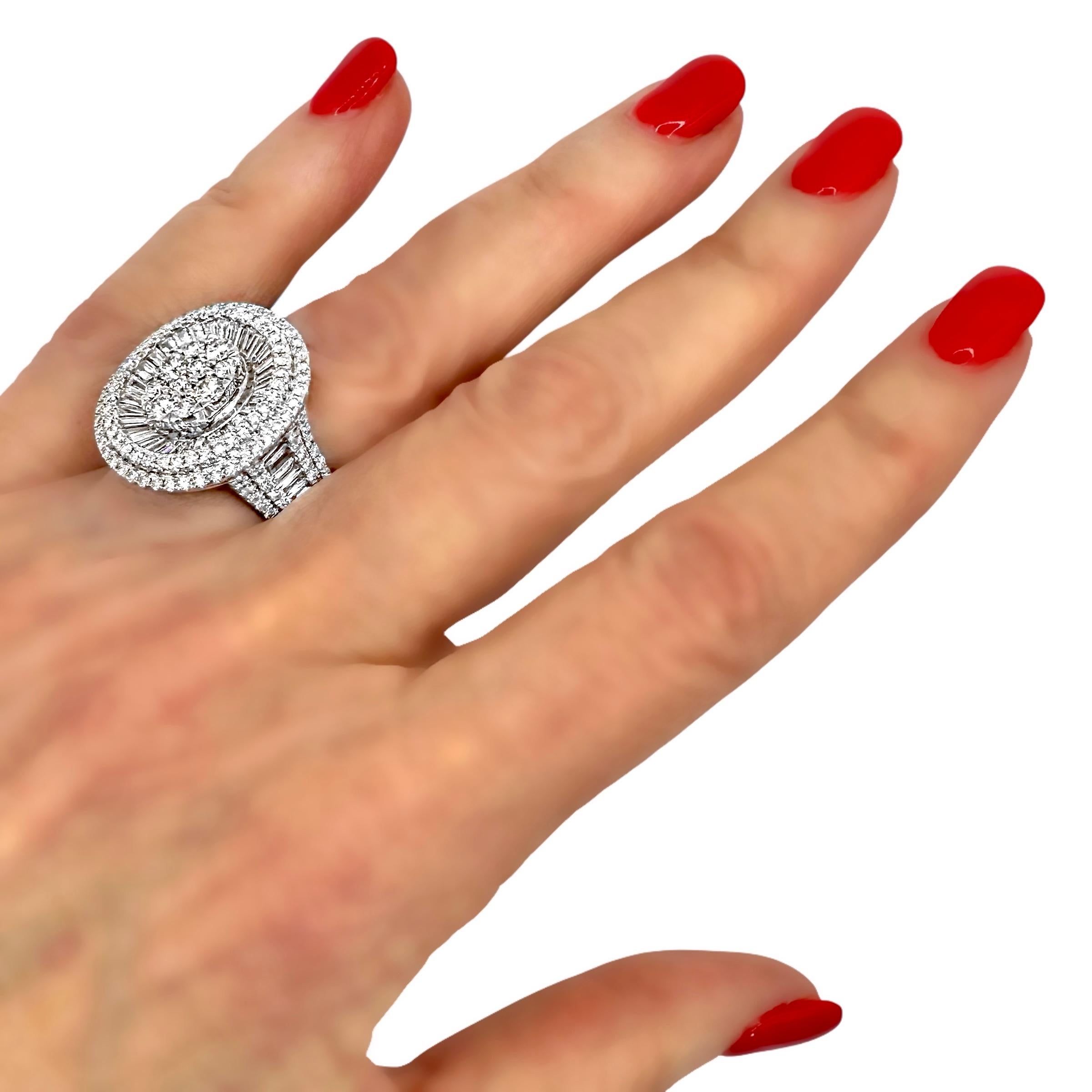 Bague de cocktail en or blanc et diamants, scintillante et réalisée par des experts en vente 5