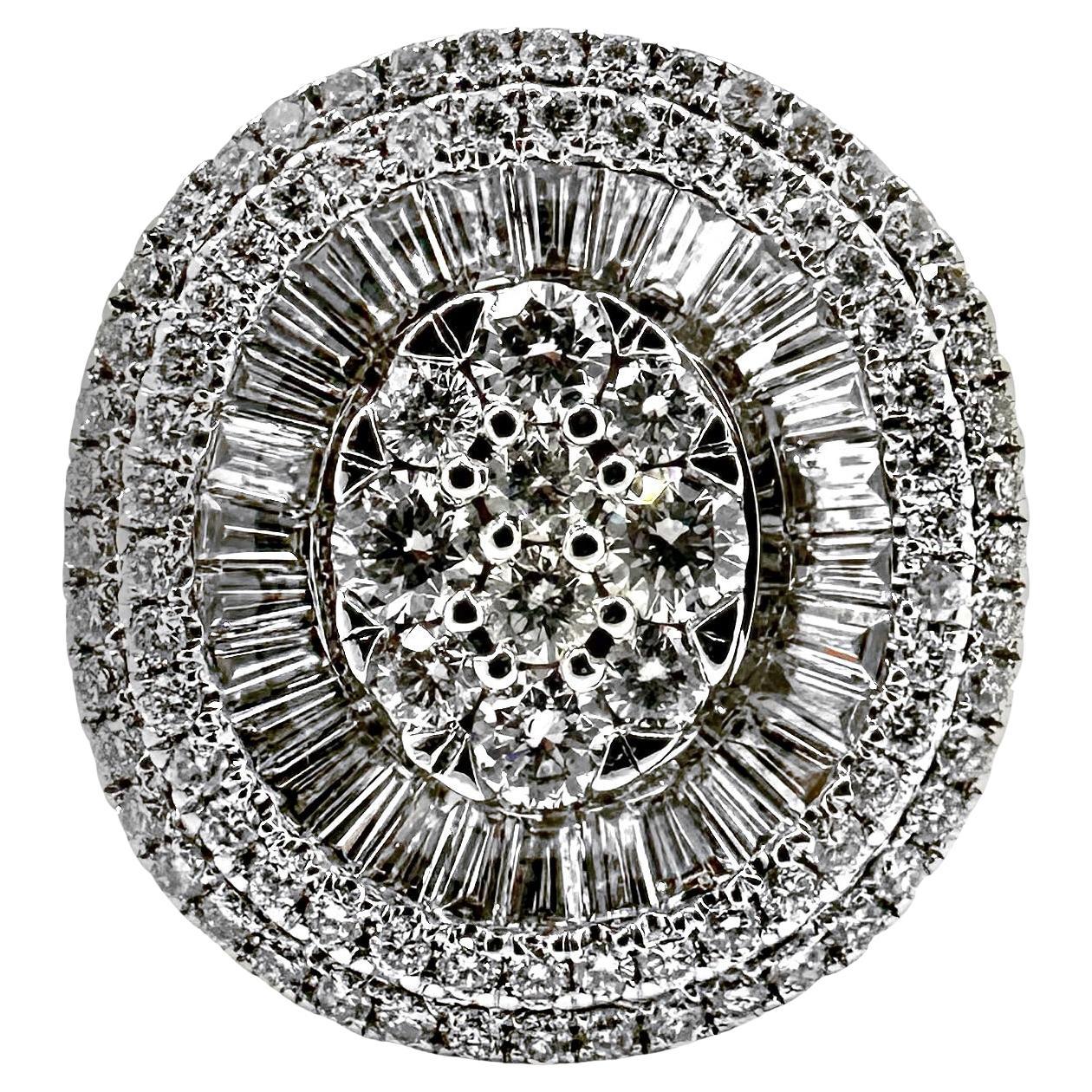 Cette bague de cocktail vintage en or blanc 18 carats, réalisée de main de maître, semble en fait rayonner de lumière et d'éclat, ce qui est extrêmement difficile à rendre sur les photos. Il se caractérise par une grappe centrale surélevée de