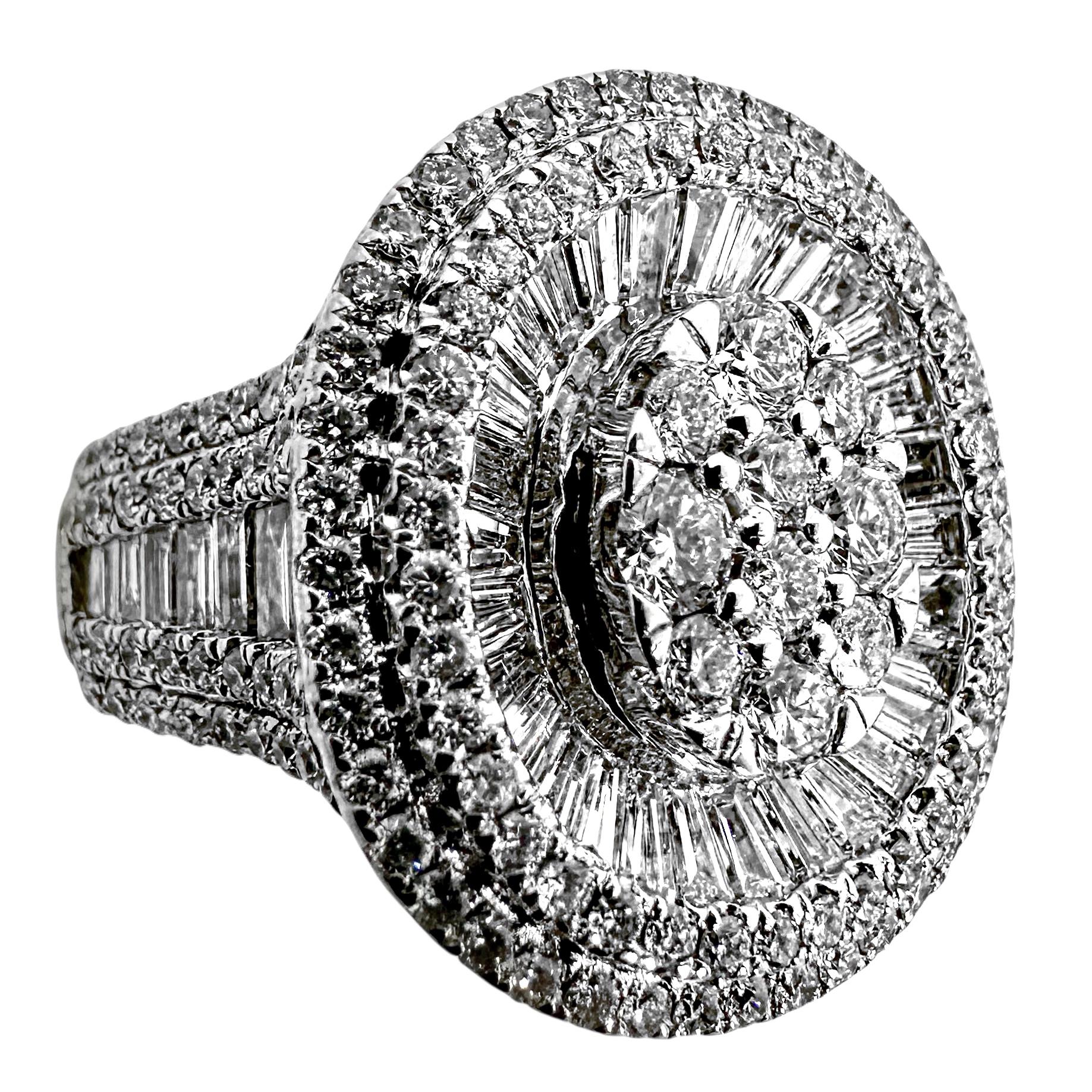 Moderne Bague de cocktail en or blanc et diamants, scintillante et réalisée par des experts en vente
