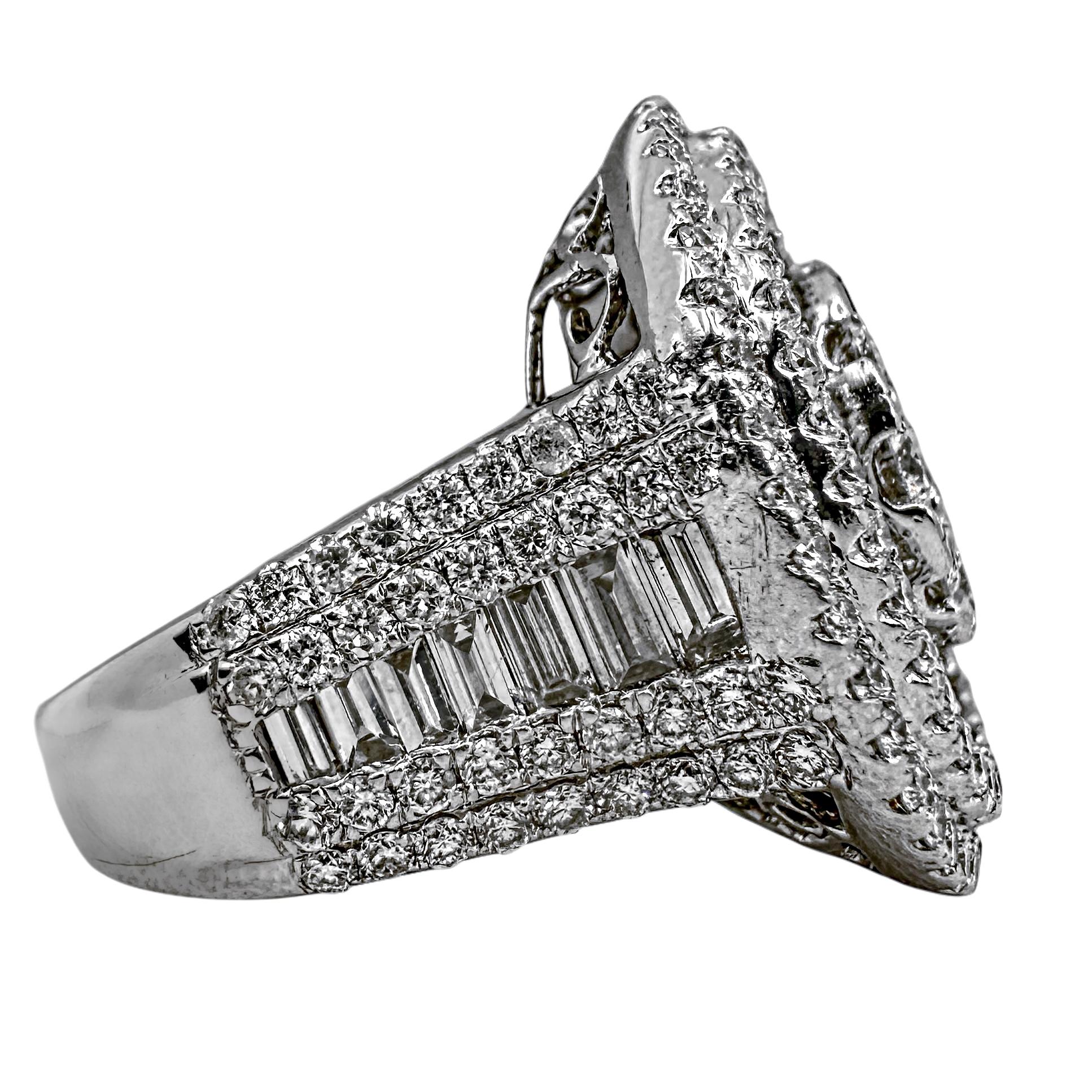 Taille brillant Bague de cocktail en or blanc et diamants, scintillante et réalisée par des experts en vente