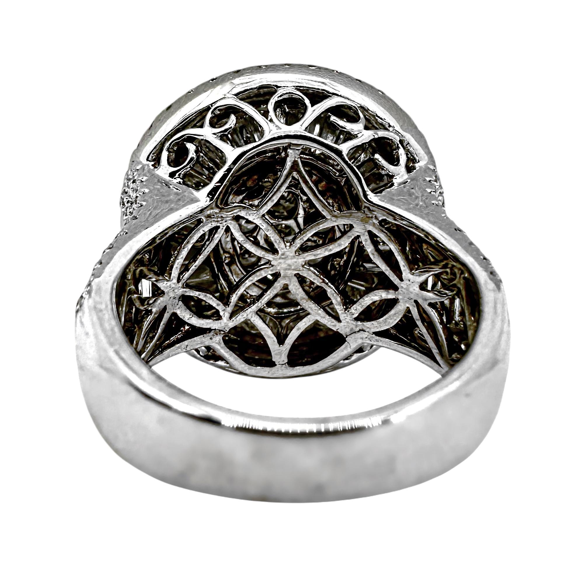 Bague de cocktail en or blanc et diamants, scintillante et réalisée par des experts Excellent état - En vente à Palm Beach, FL