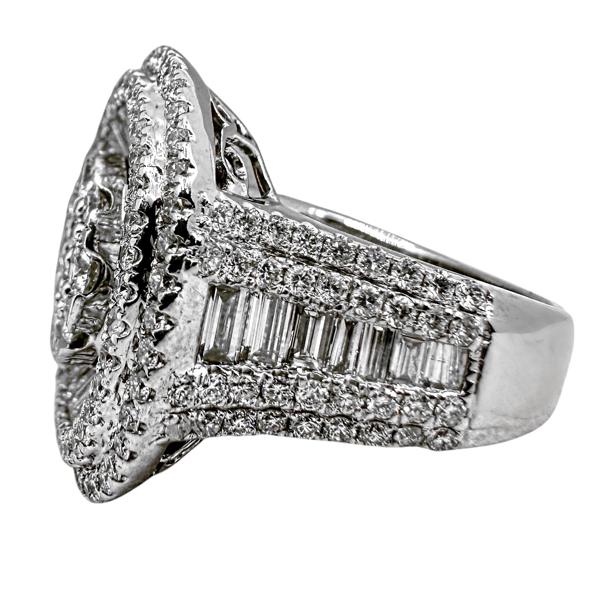 Bague de cocktail en or blanc et diamants, scintillante et réalisée par des experts Pour femmes en vente