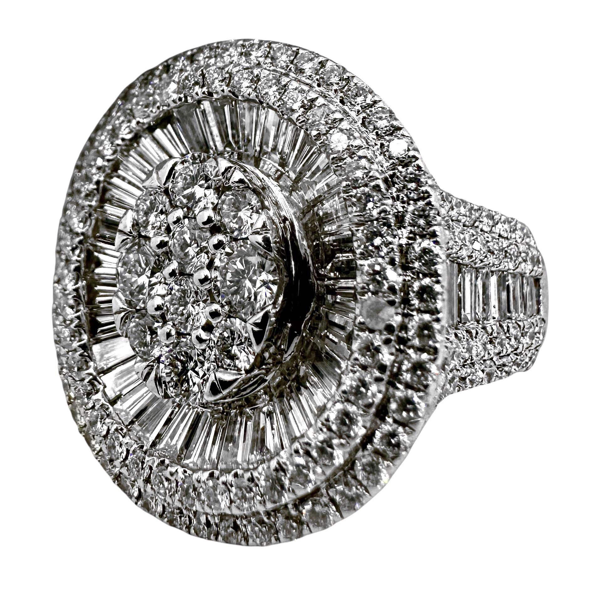 Bague de cocktail en or blanc et diamants, scintillante et réalisée par des experts en vente 1