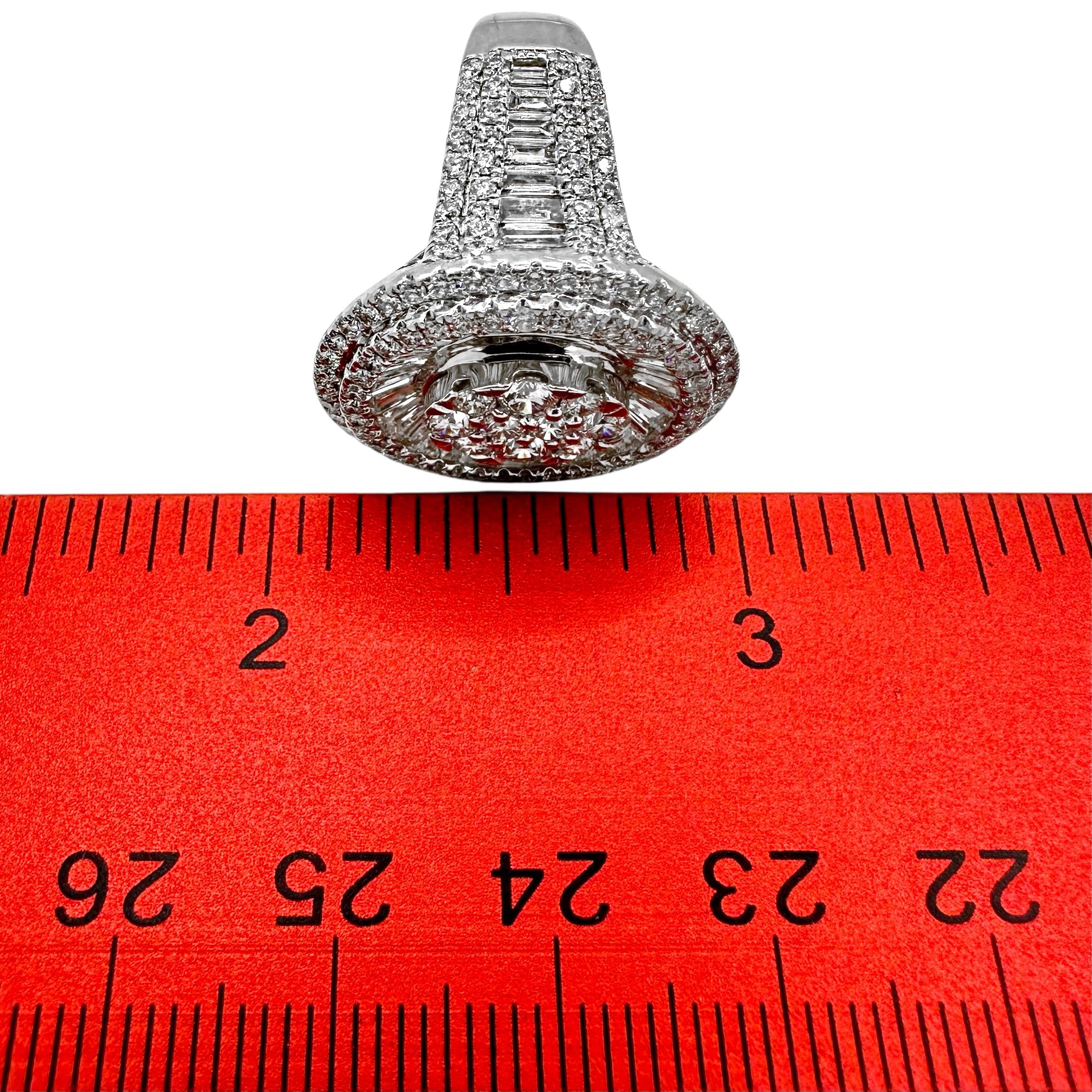 Bague de cocktail en or blanc et diamants, scintillante et réalisée par des experts en vente 2