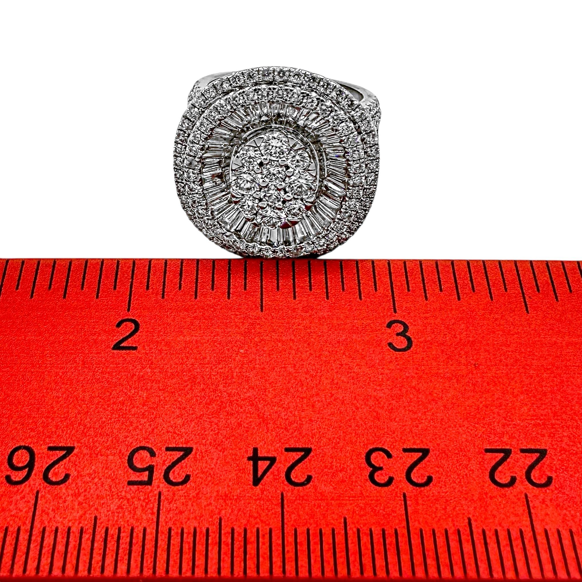 Bague de cocktail en or blanc et diamants, scintillante et réalisée par des experts en vente 3