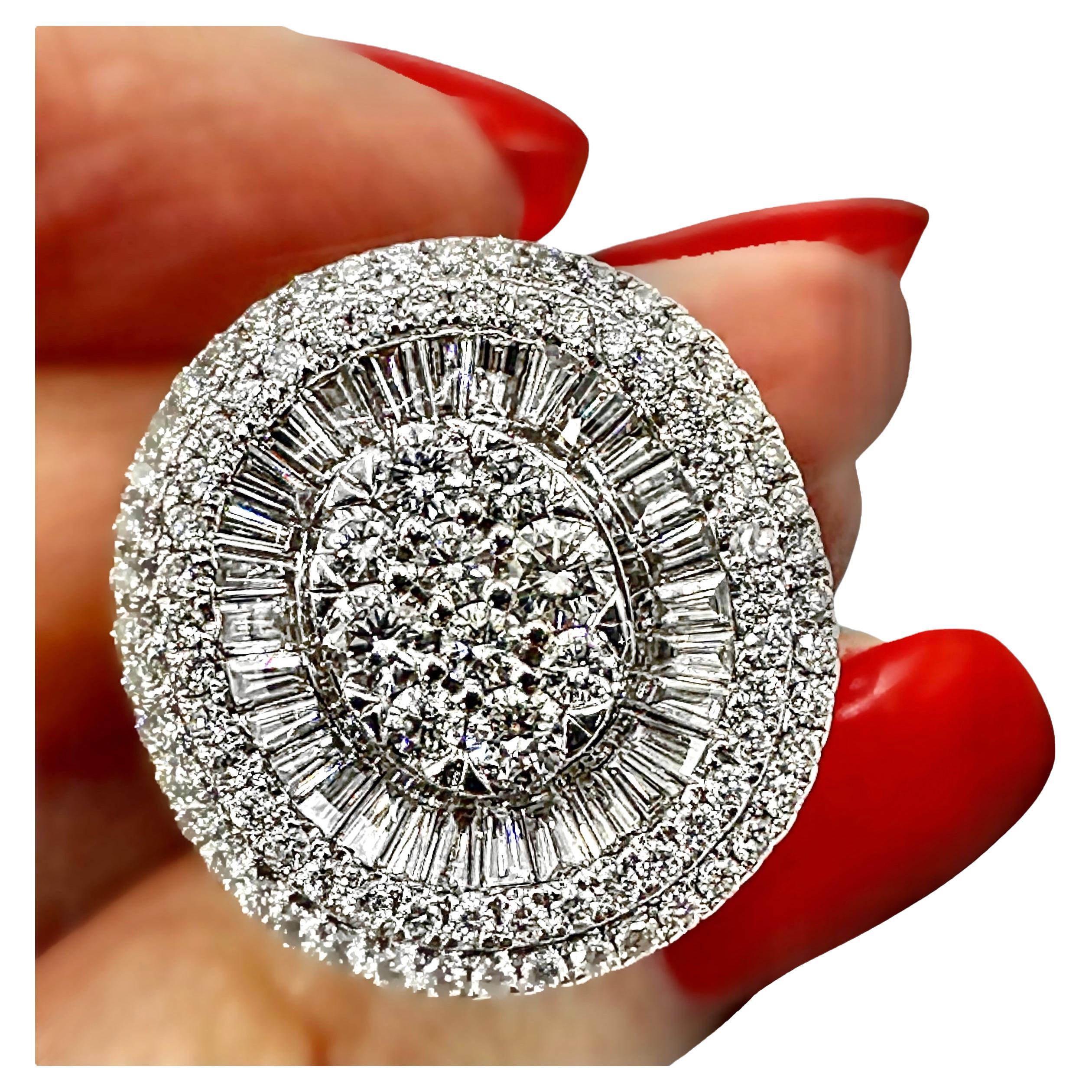 Bague de cocktail en or blanc et diamants, scintillante et réalisée par des experts en vente