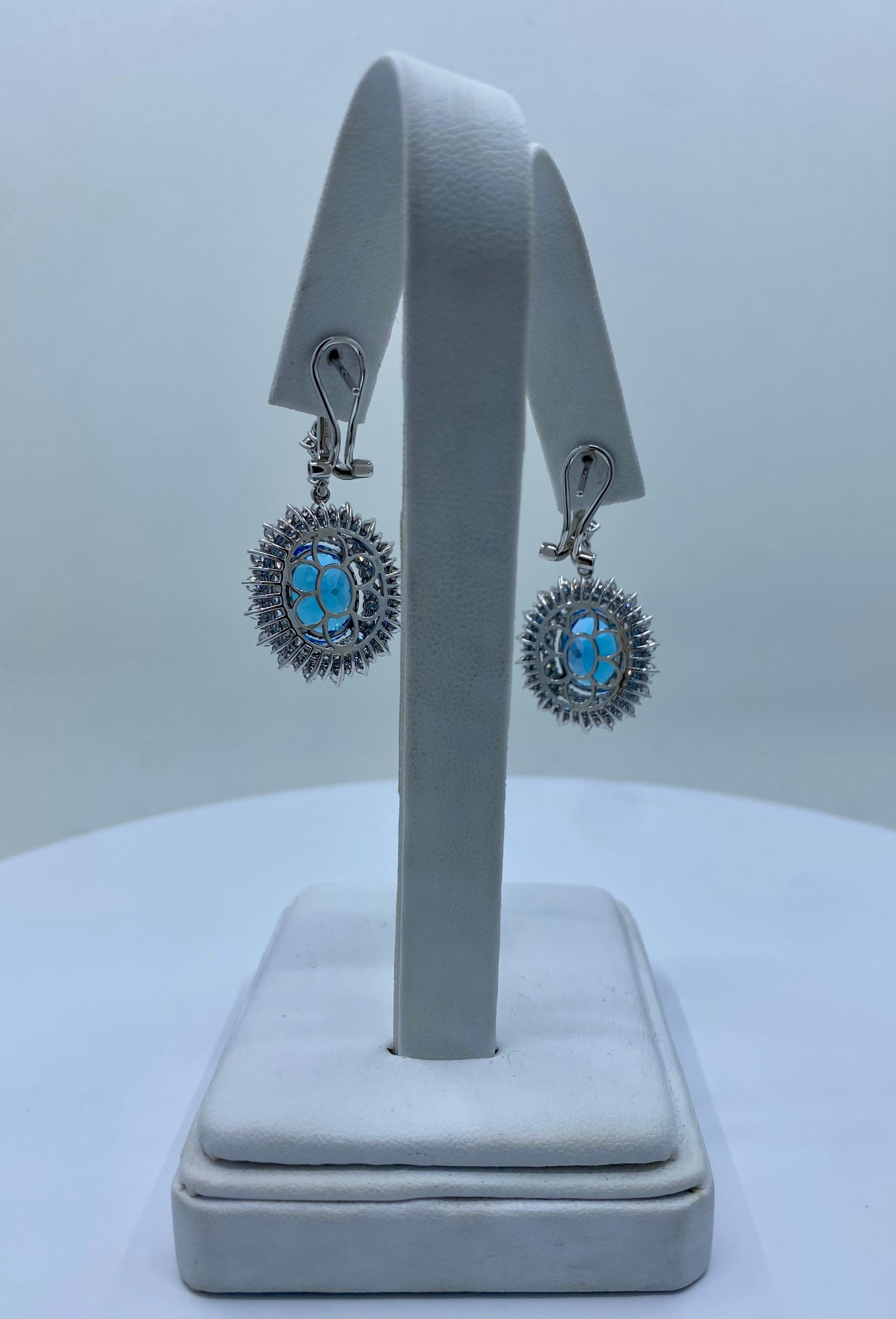 Scintillating Paar 16,34 Karat lebhaft blauer Topas und Diamant 18K Gold Ohrringe (Ovalschliff) im Angebot