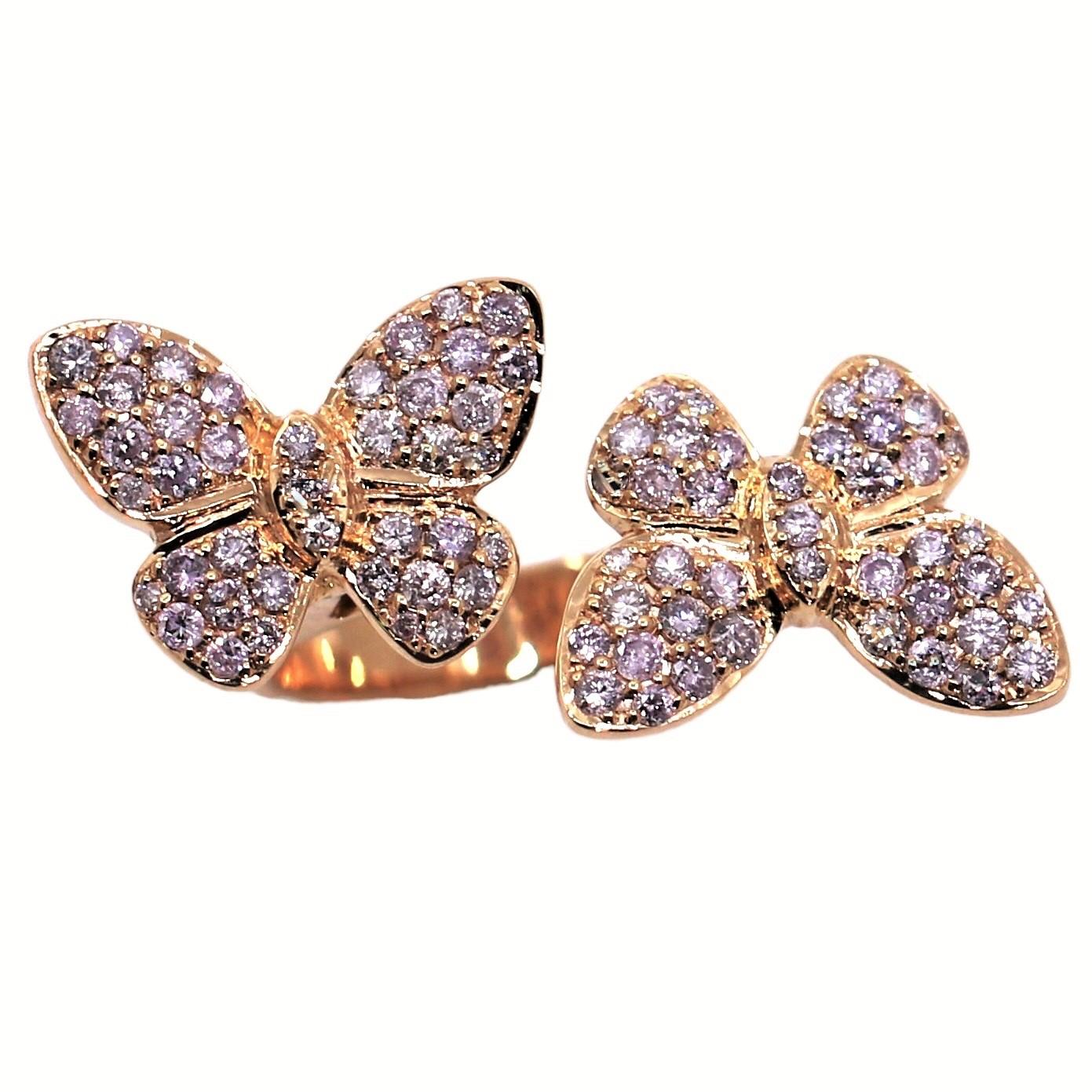 Diese stimmungsvolle und spielerische  ist eine Kreation, die jedem, der sie trägt oder sieht, viel Freude bereiten wird. Diese  gut konstruierte Ring ist mit zweiundachtzig sehr starken  rosa Diamanten mit einem ungefähren Gesamtgewicht von 1,35