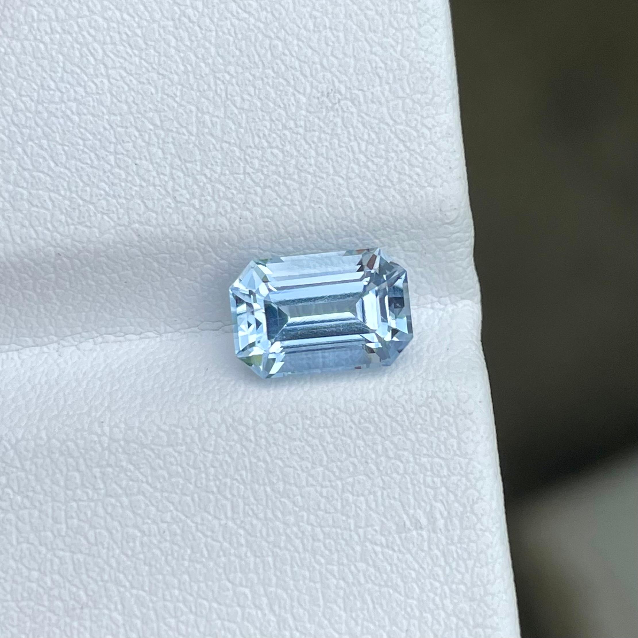 Scintillating Sea-Blue Aquamarine 2.25 carats Emerald Cut Natural Pakistani Gem In New Condition For Sale In Bangkok, TH