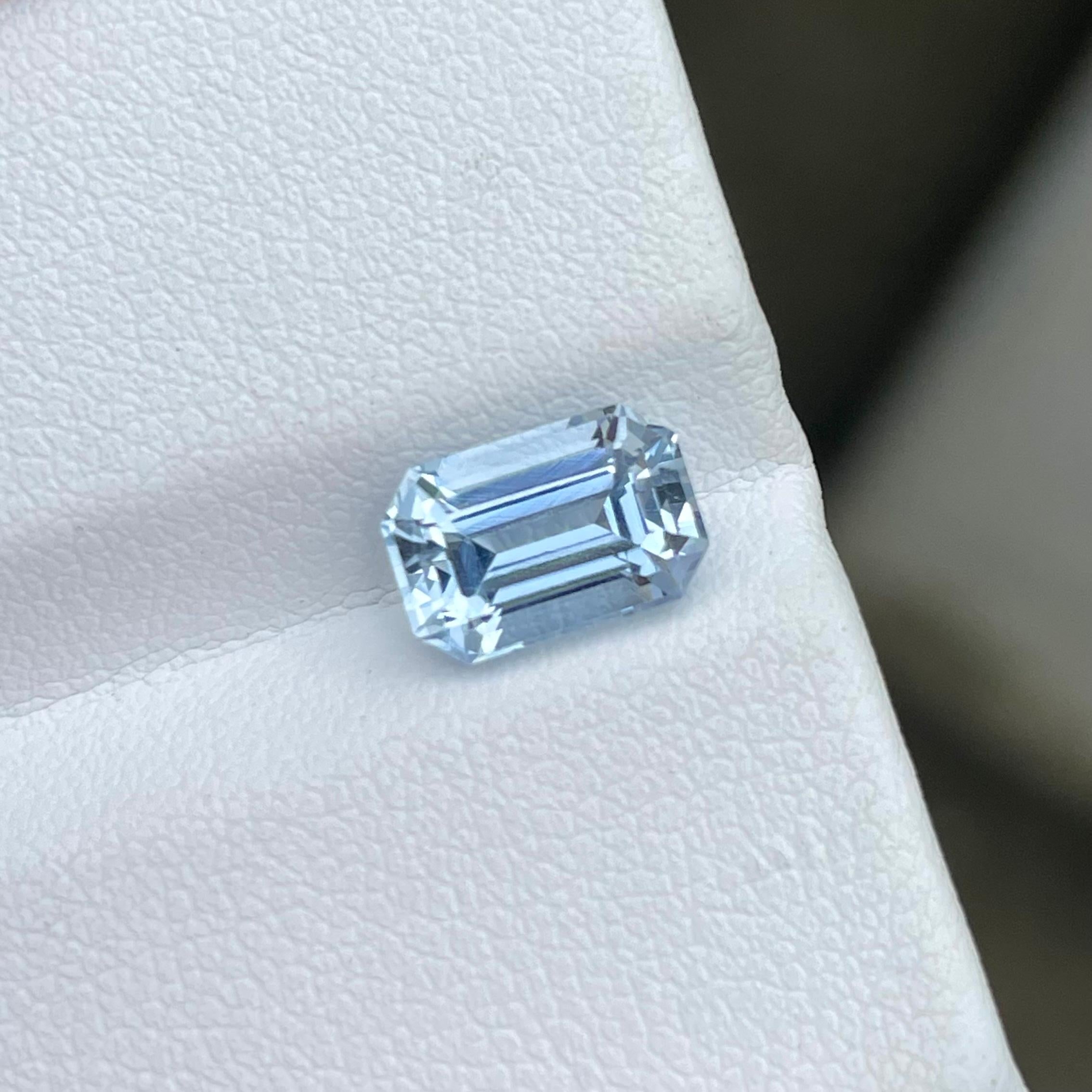 Women's or Men's Scintillating Sea-Blue Aquamarine 2.25 carats Emerald Cut Natural Pakistani Gem For Sale