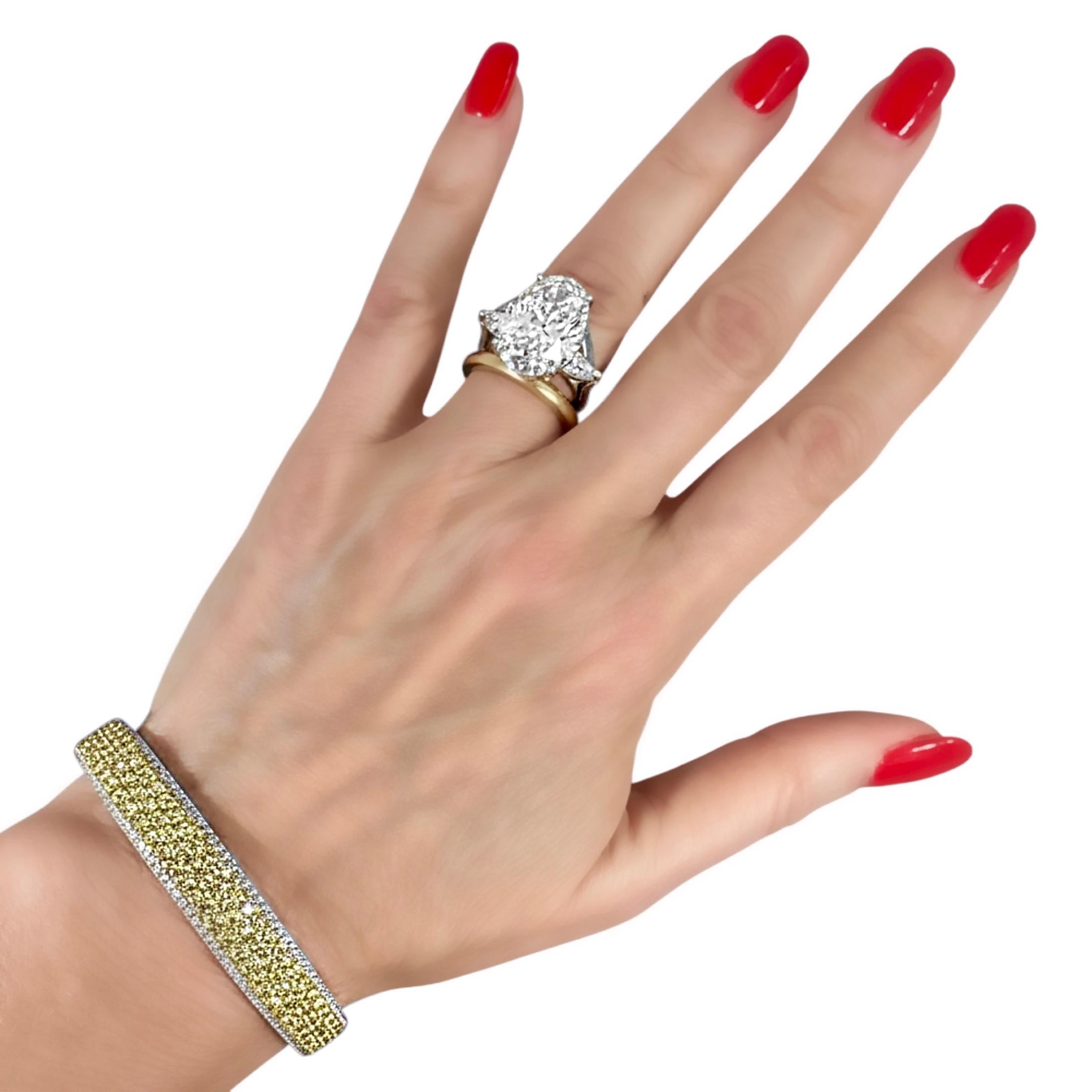 Bracciale Bangle con diamanti bianchi e gialli scintillanti in oro bianco 18 carati in vendita 4