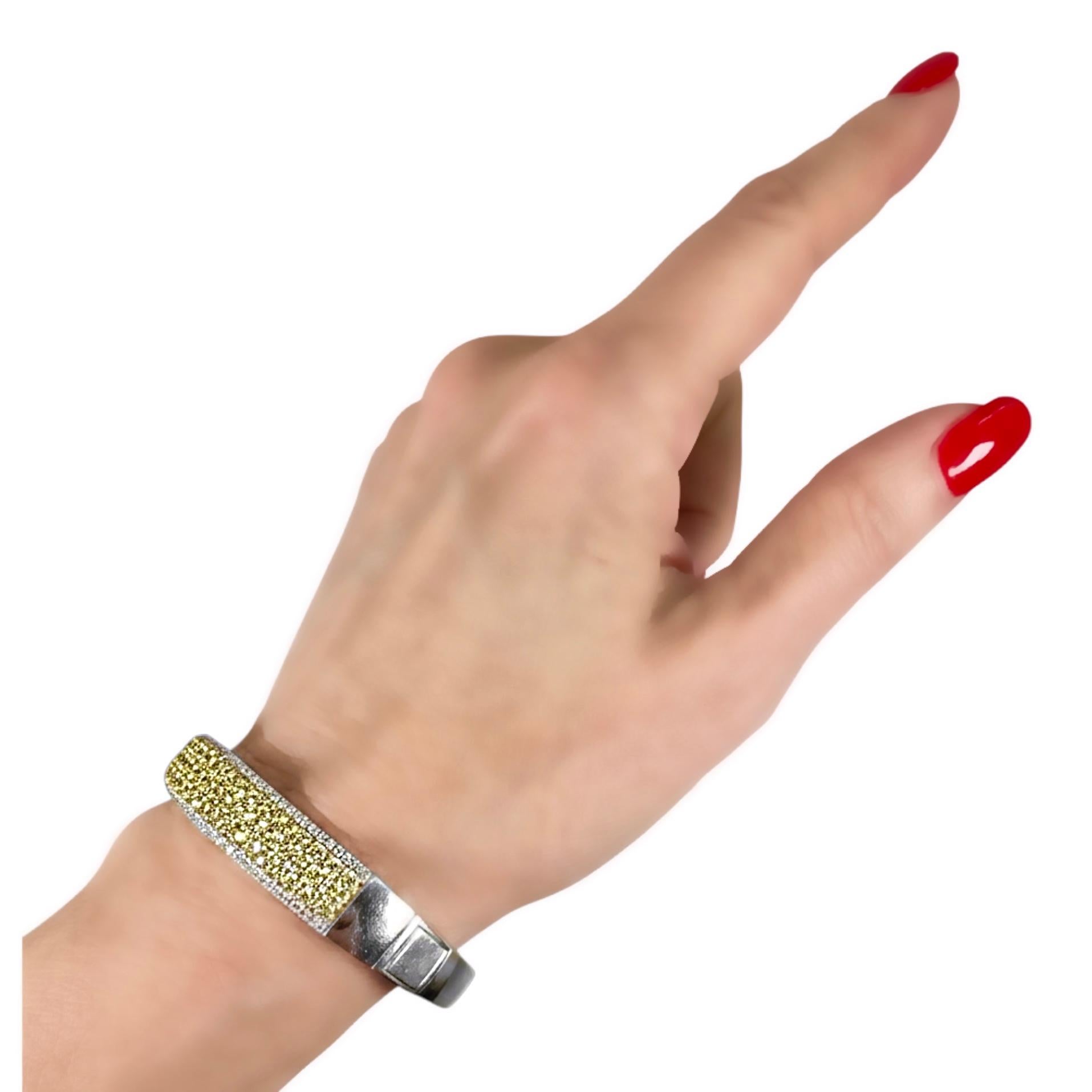 Bracciale Bangle con diamanti bianchi e gialli scintillanti in oro bianco 18 carati in vendita 5