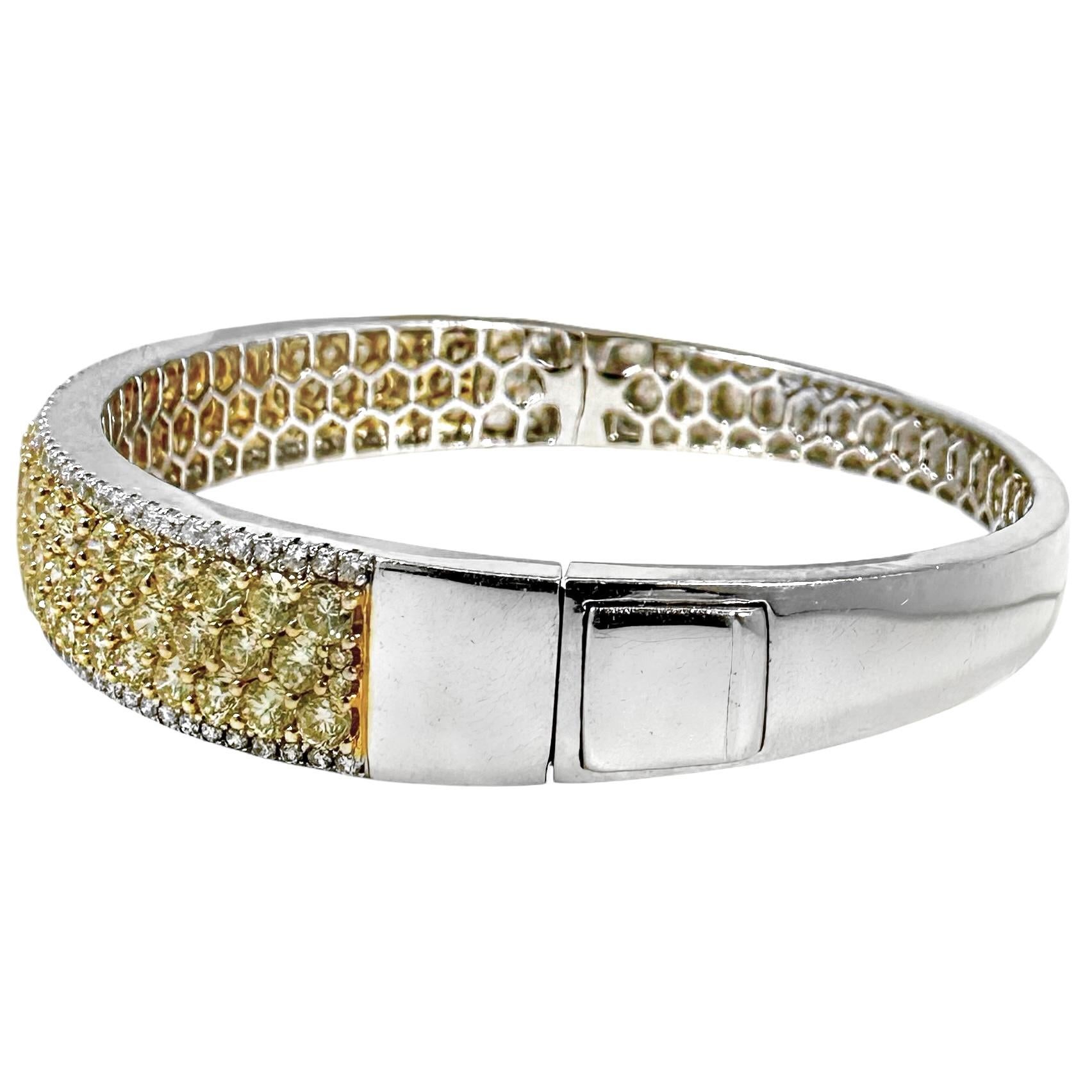 Moderno Bracciale Bangle con diamanti bianchi e gialli scintillanti in oro bianco 18 carati in vendita