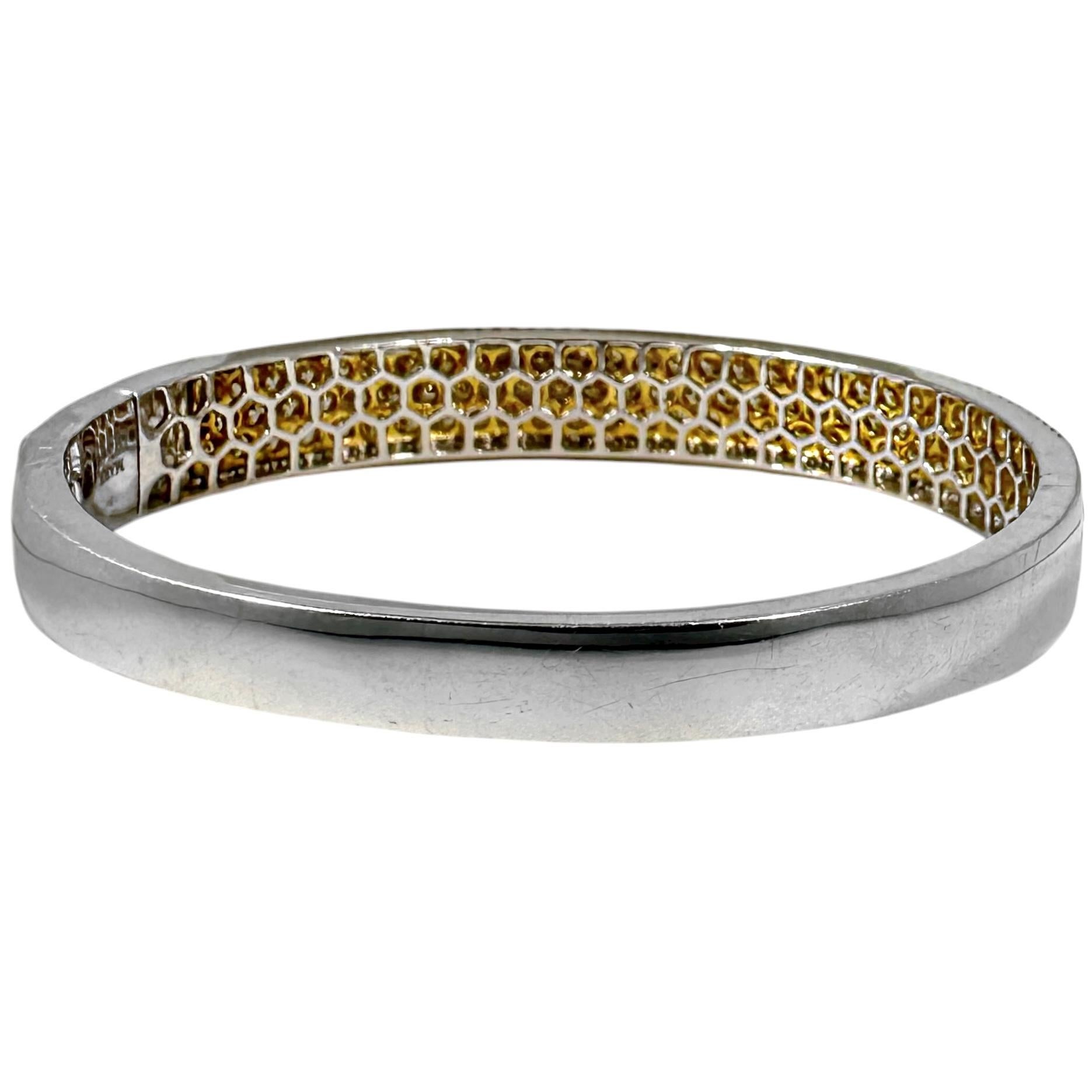 Taglio brillante Bracciale Bangle con diamanti bianchi e gialli scintillanti in oro bianco 18 carati in vendita