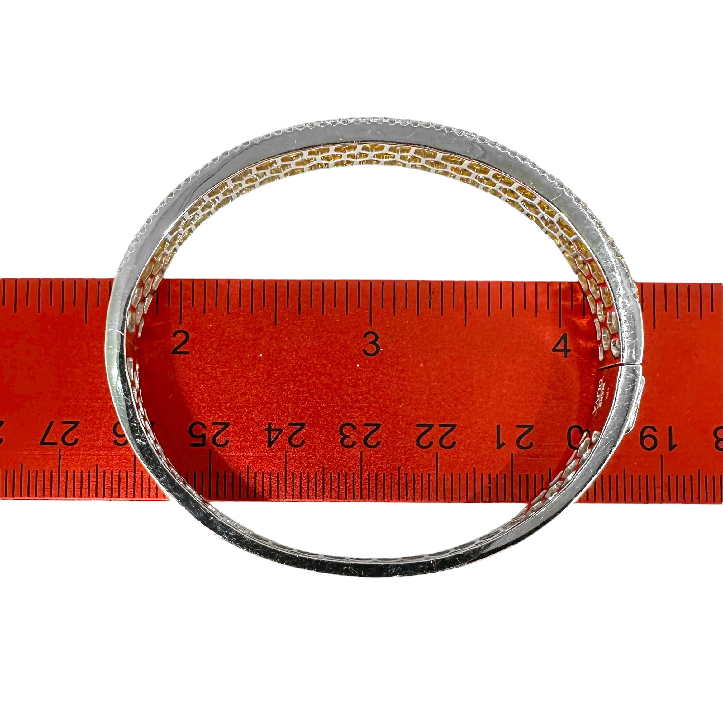 Bracciale Bangle con diamanti bianchi e gialli scintillanti in oro bianco 18 carati in vendita 1
