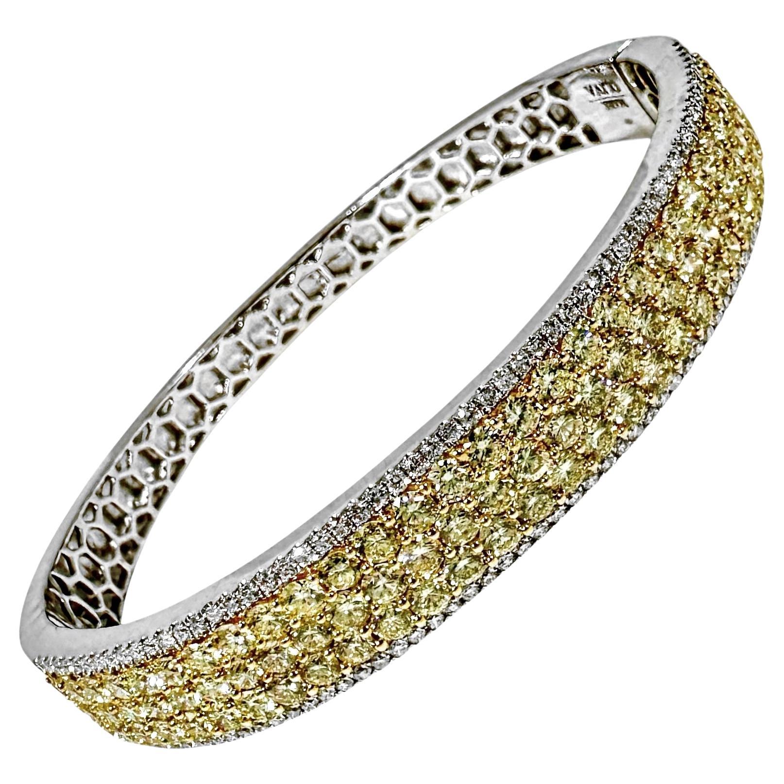 Bracciale Bangle con diamanti bianchi e gialli scintillanti in oro bianco 18 carati in vendita