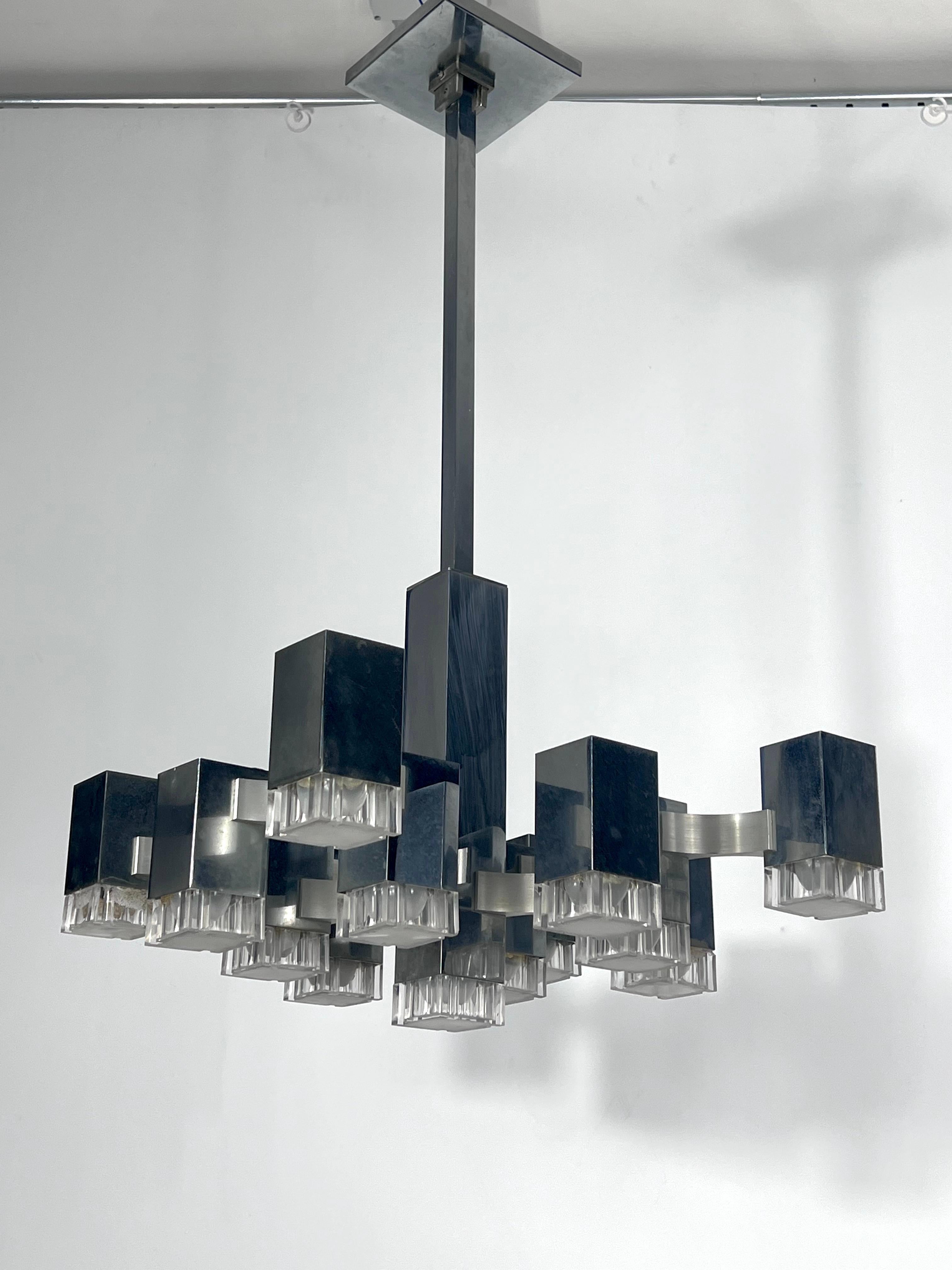 Good vintage condition with trace of age and use for this chrome and plexiglass chandelier produced in Italy during the 70s. Model Cubic manufactured by Sciolari.