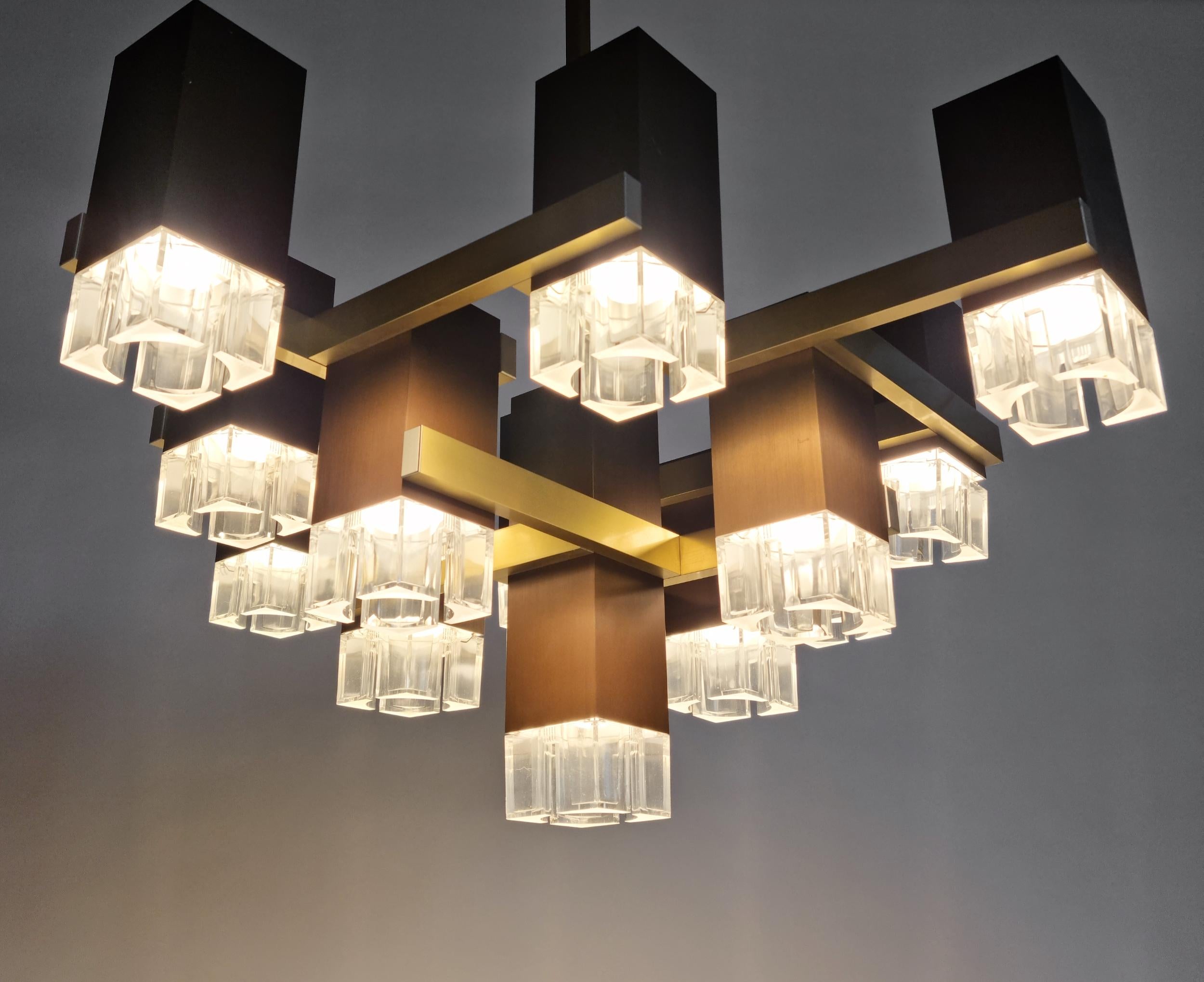 From designer Angelo Gaetano Sciolari (1927–1994), we offer two stunning chandeliers from the 1970s. Both are in very good vintage condition. Sold individually.

This 15-cube brass chandelier from the 1970s features a geometric design. It is crafted