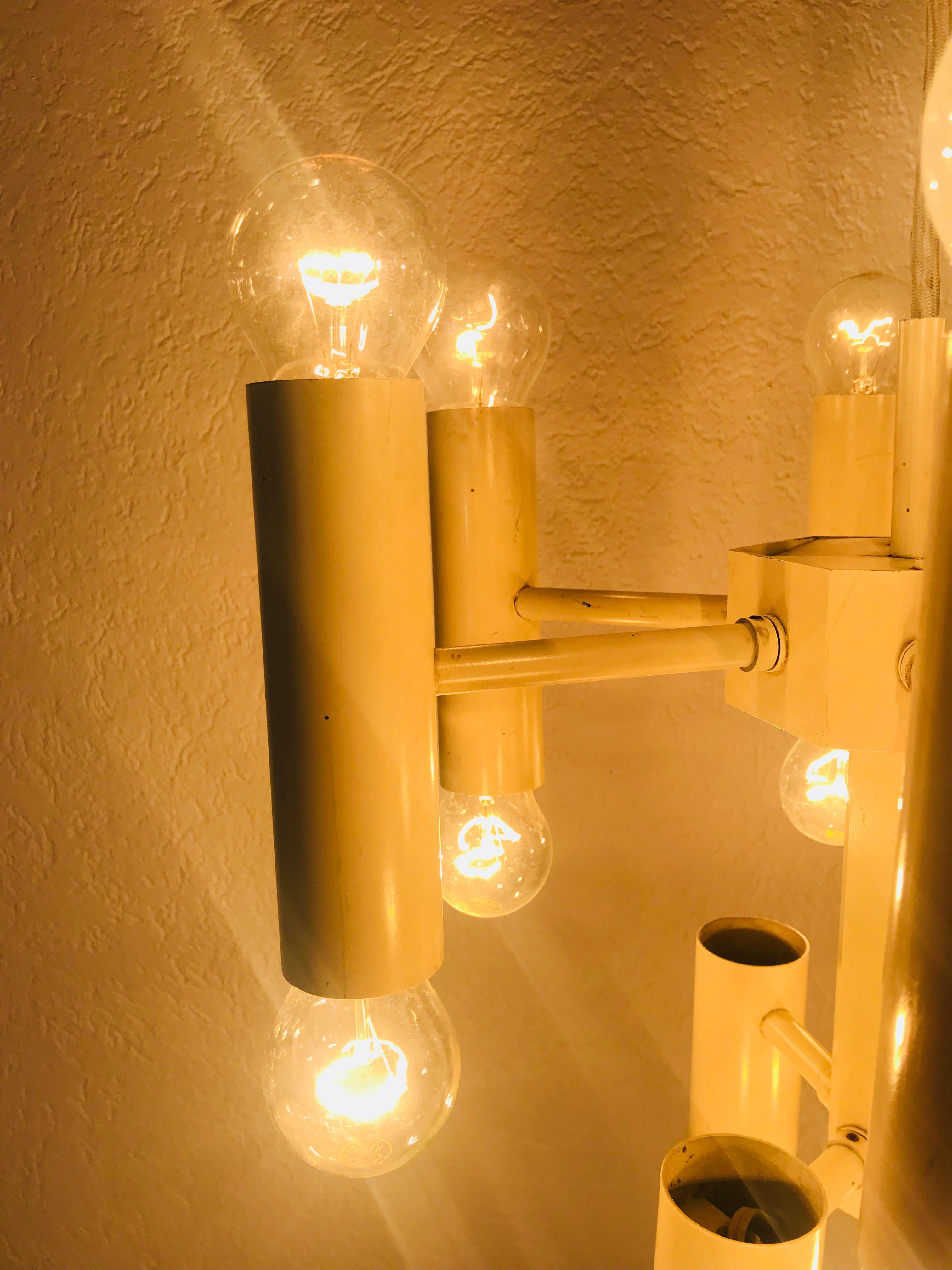 Italiano Lampadario bianco a 9 bracci Sciolari, anni '60 circa in vendita