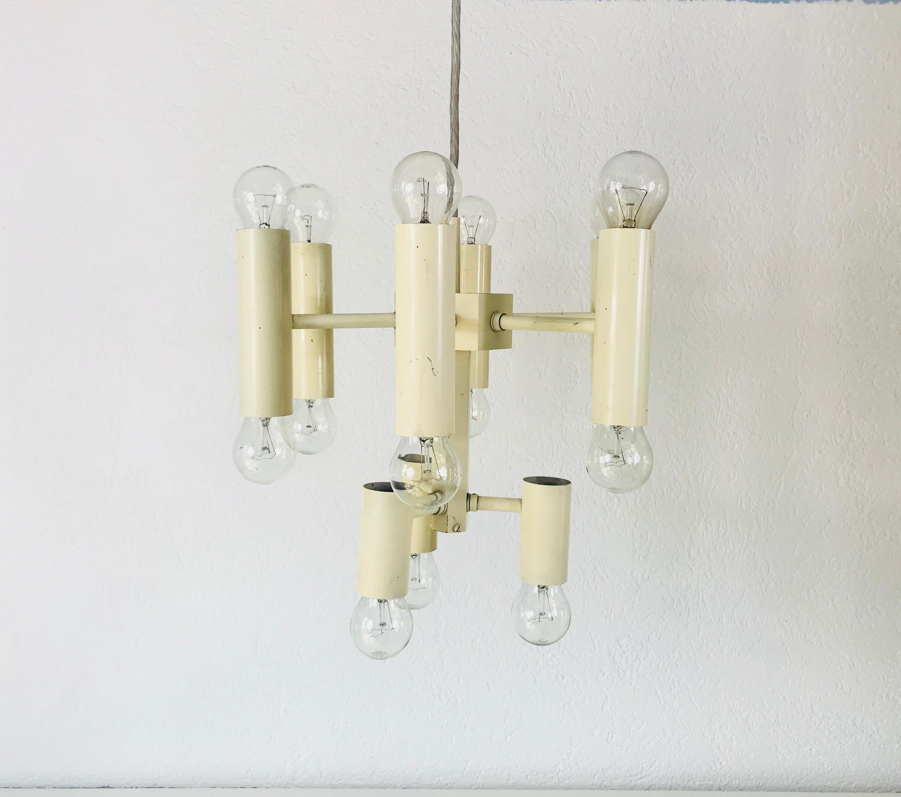 Metà XX secolo Lampadario bianco a 9 bracci Sciolari, anni '60 circa in vendita
