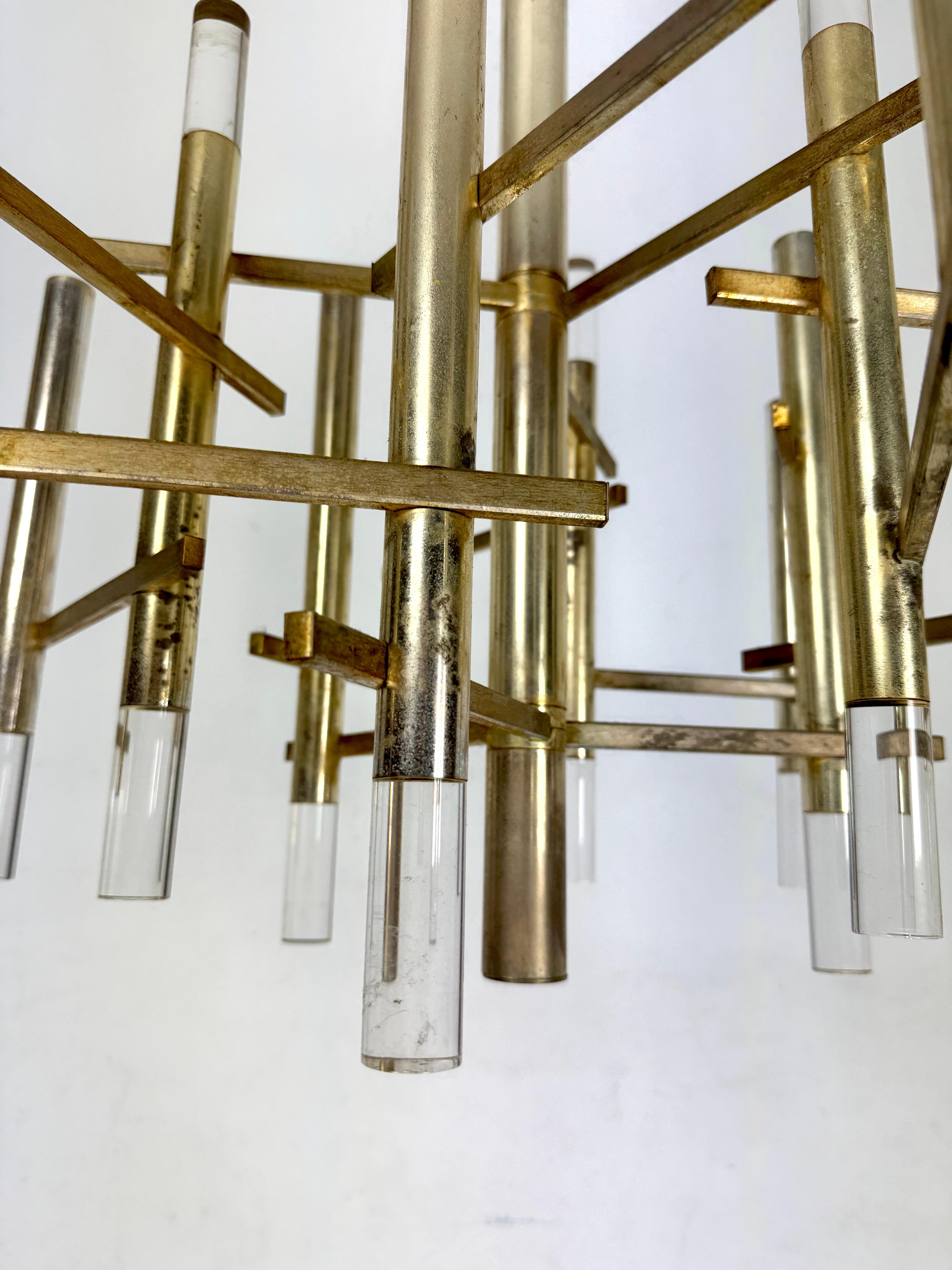 20ième siècle Sciolari Lustre à 9 lumières en chrome et plexiglas légèrement doré modèle Ice, Italie 6 en vente