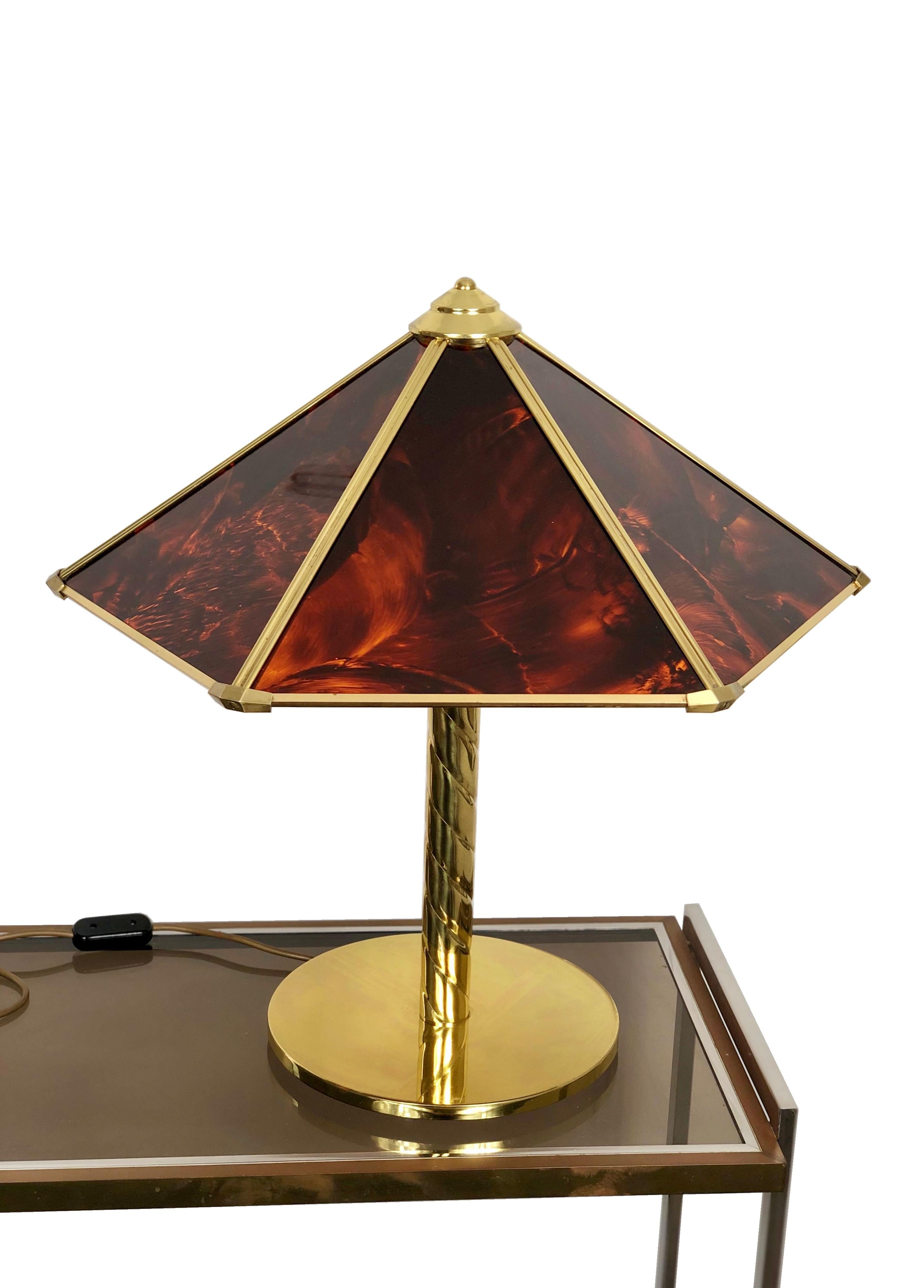 This unique piece by the Italian designer Sciolari is signed on the bottom of the lamp by the proprietary brand, as the photos show. The lamp hat is hexagonal and is made of brass and fake tortoise-shell Lucite, giving the piece an elegant and