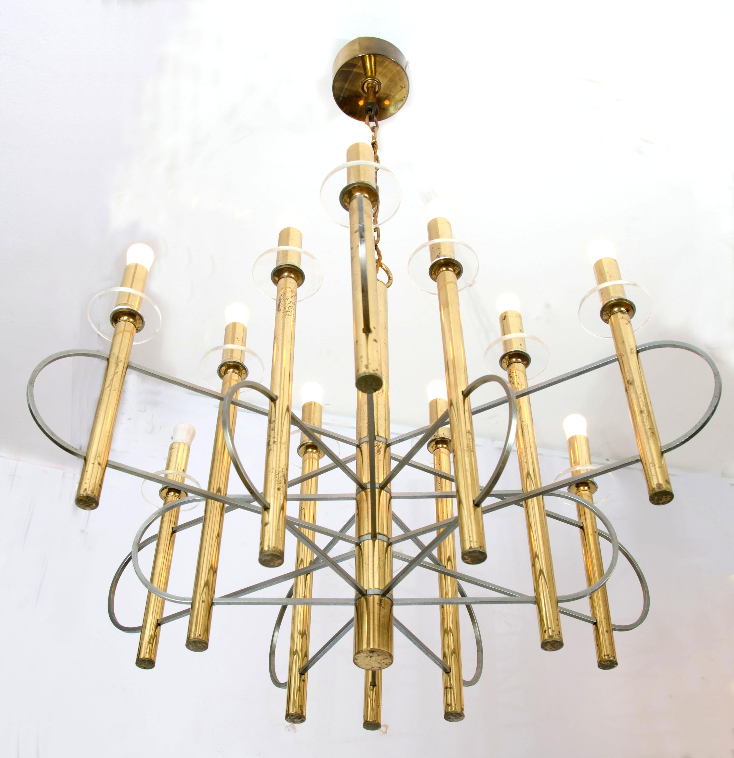 Sculptural Sputnik Space Age chandelier with clean geometric lines in brass and nickel. Each brass light holds a clear glass disks displaying 12 lights by Gaetano Sciolari, Italy 1960s

The maximum drop is 100 cm and the chandelier height is 54