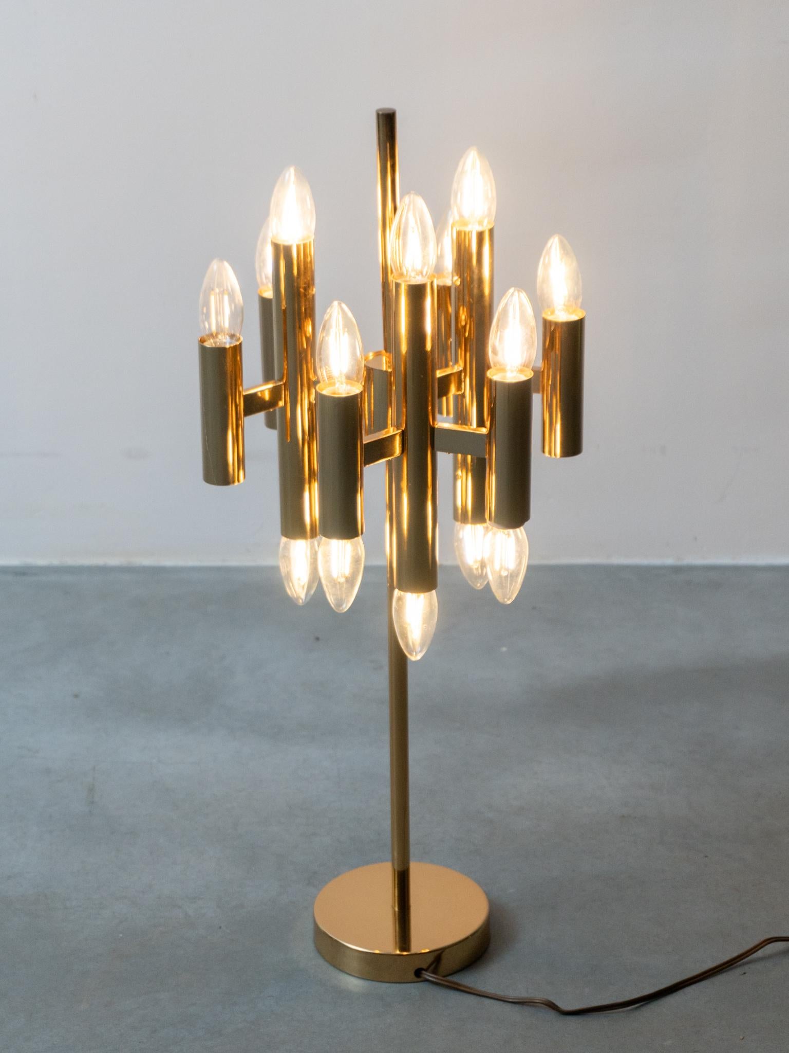 Les lampes de table sculpturales modernistes de Gaetano Sciolari pour Eleg sont d'une élégante simplicité grâce à l'association de finitions en laiton et en or. Composée d'une base ronde plaquée laiton avec 9 tubes en laiton décalés pour un effet